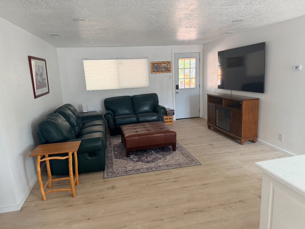 Comfortable King Bedroom with Shared Amenities & Utilities Included - Convenient Albuquerque Locatio - Photo 5