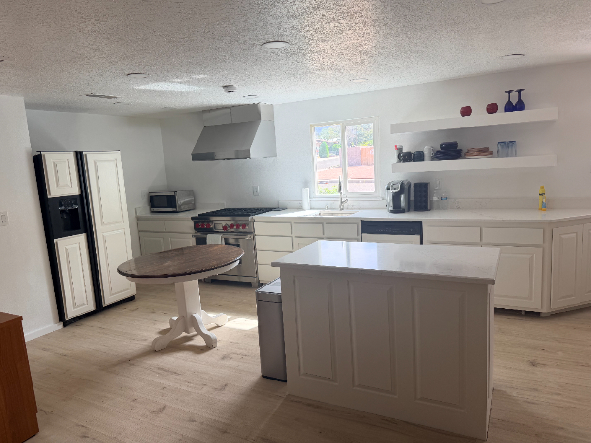 Comfortable King Bedroom with Shared Amenities & Utilities Included - Convenient Albuquerque Locatio - Photo 6