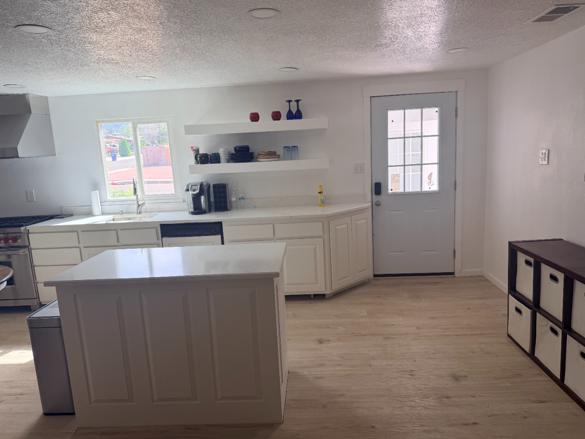 Comfortable King Bedroom with Shared Amenities & Utilities Included - Convenient Albuquerque Locatio - Photo 7