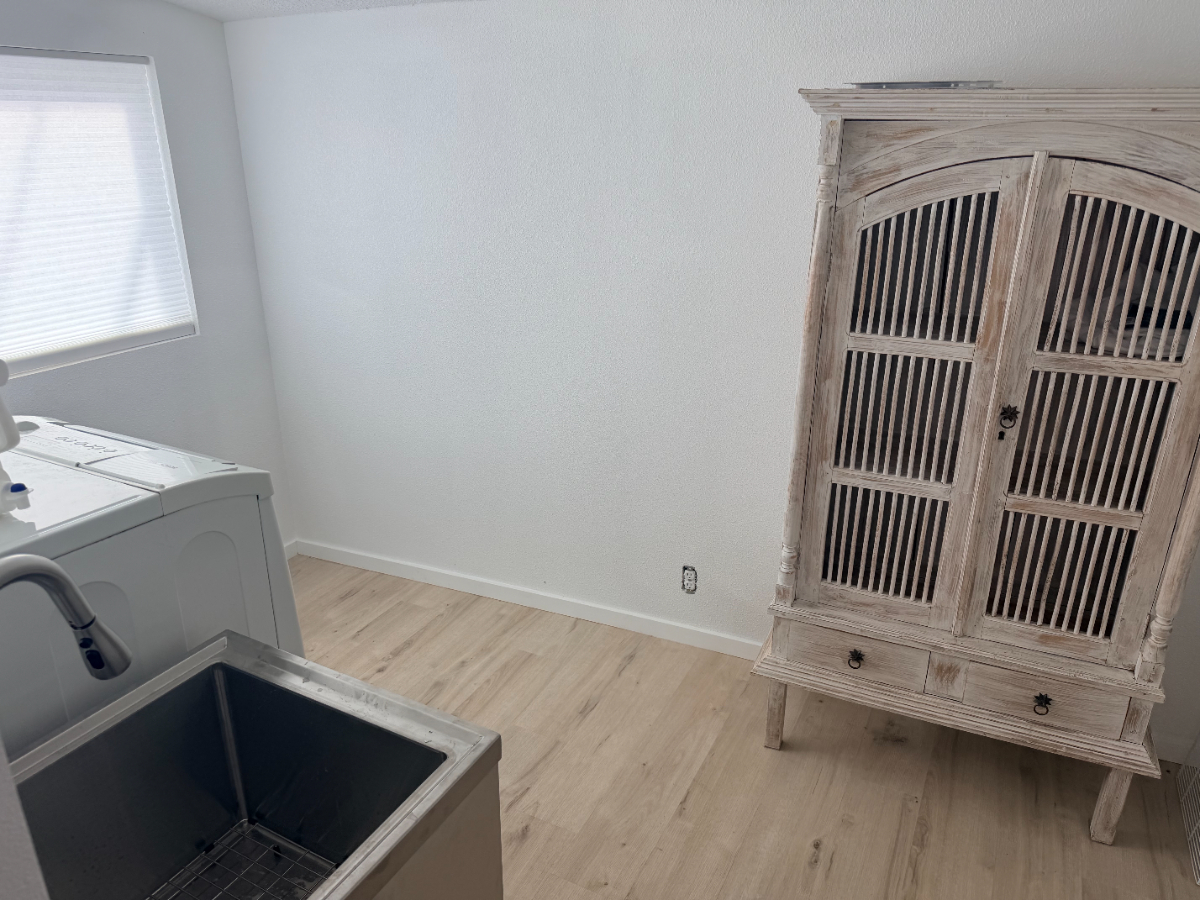 Comfortable King Bedroom with Shared Amenities & Utilities Included - Convenient Albuquerque Locatio - Photo 12