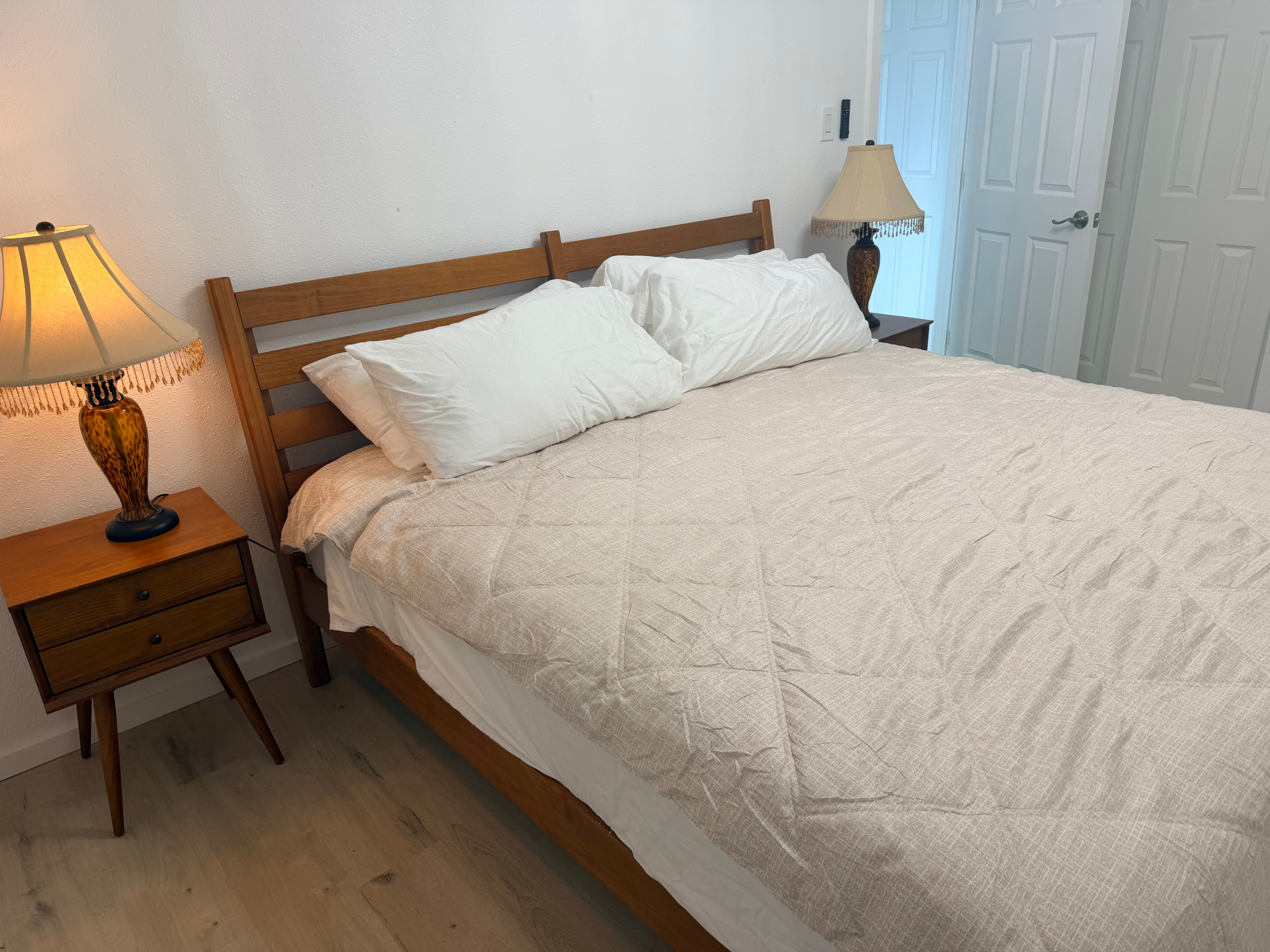 Comfortable King Bedroom with Shared Amenities & Utilities Included - Convenient Albuquerque Location