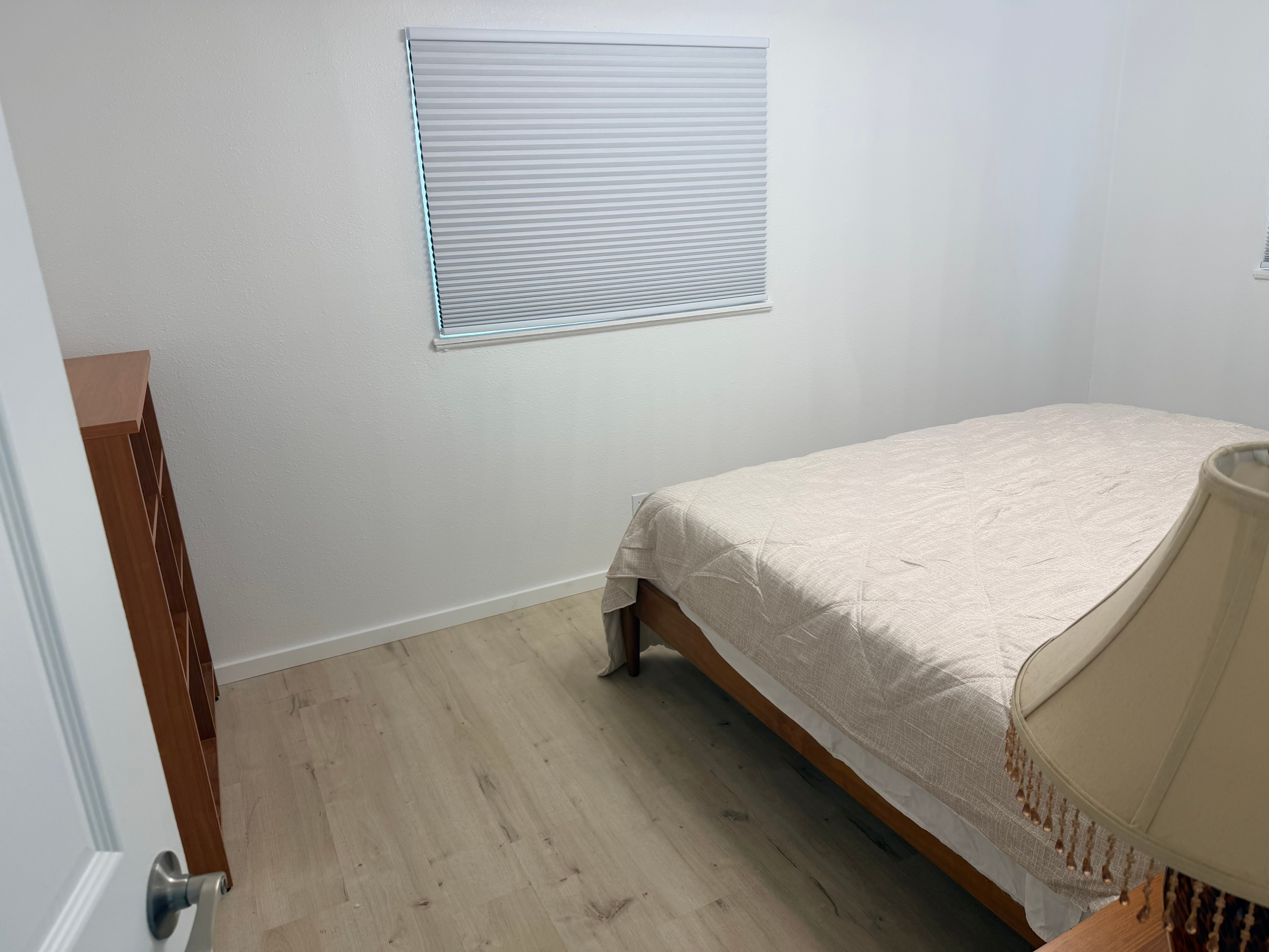 Comfortable King Bedroom with Shared Amenities & Utilities Included - Convenient Albuquerque Locatio - Photo 3