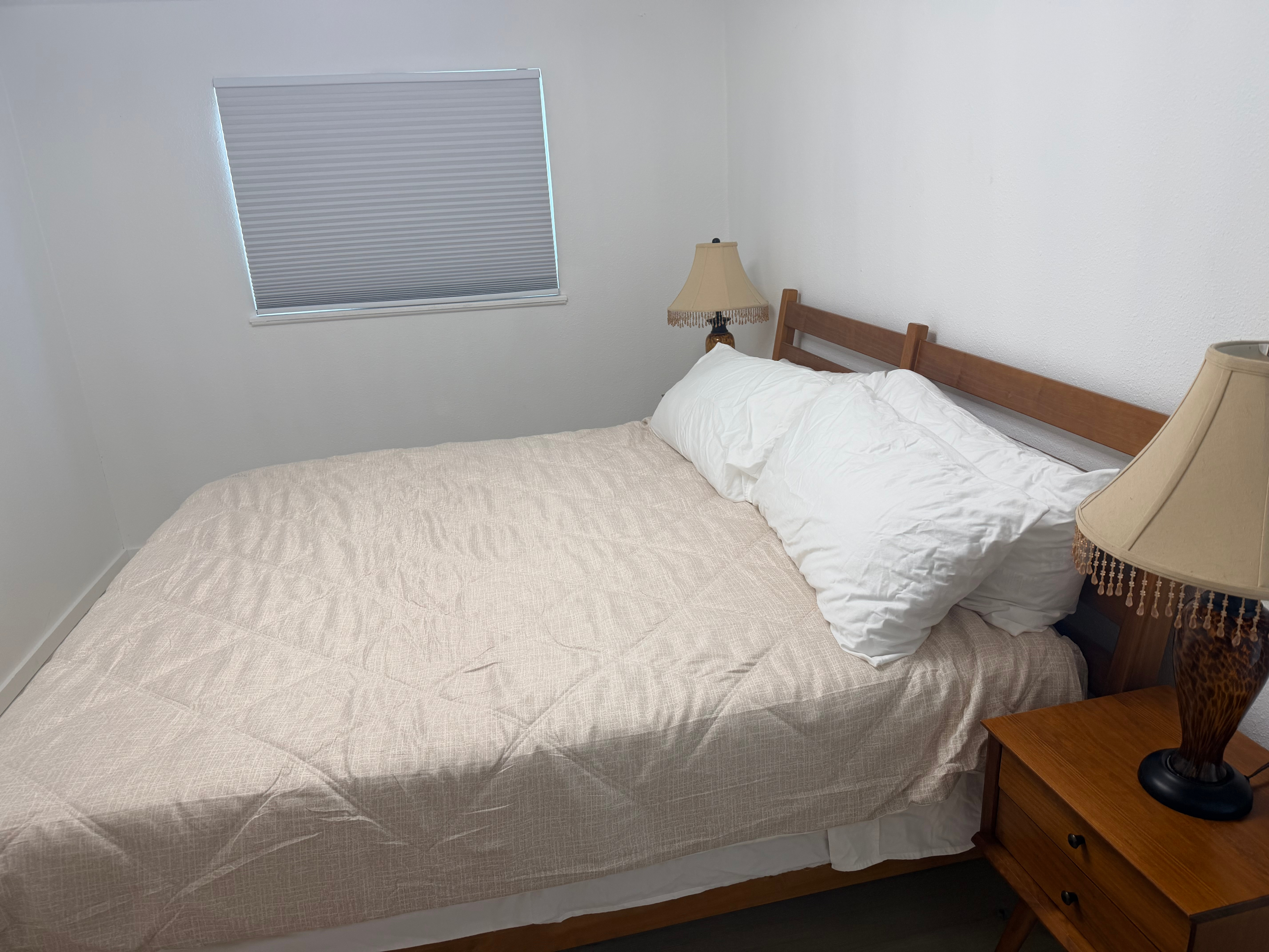 Comfortable King Bedroom with Shared Amenities & Utilities Included - Convenient Albuquerque Locatio - Photo 2