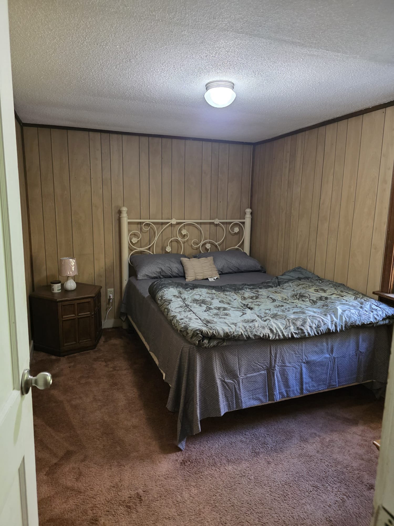 Clean, Quiet Furnished Room with Flexible Rental Terms - Photo 4