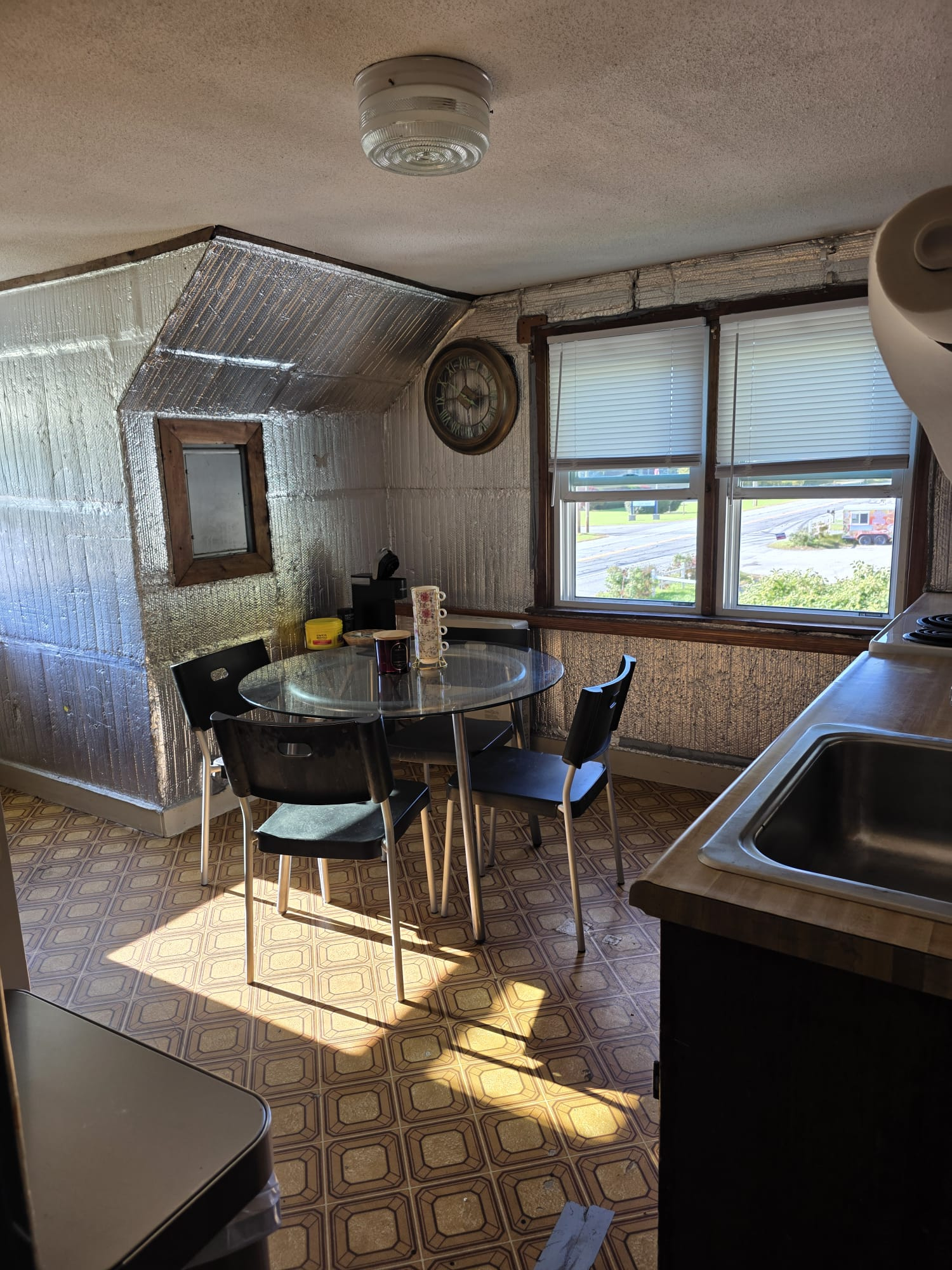 Clean, Quiet Furnished Room with Flexible Rental Terms - Photo 6