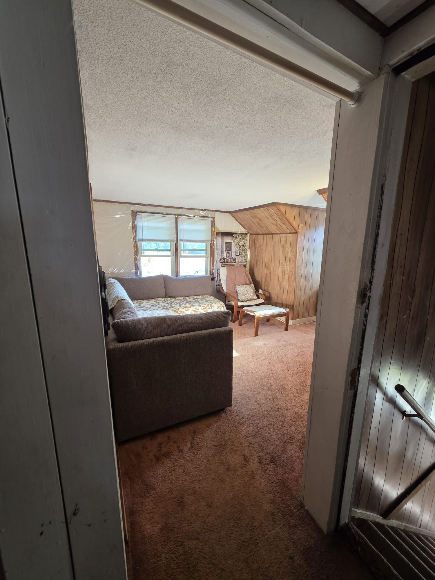 Clean, Quiet Furnished Room with Flexible Rental Terms - Photo 1
