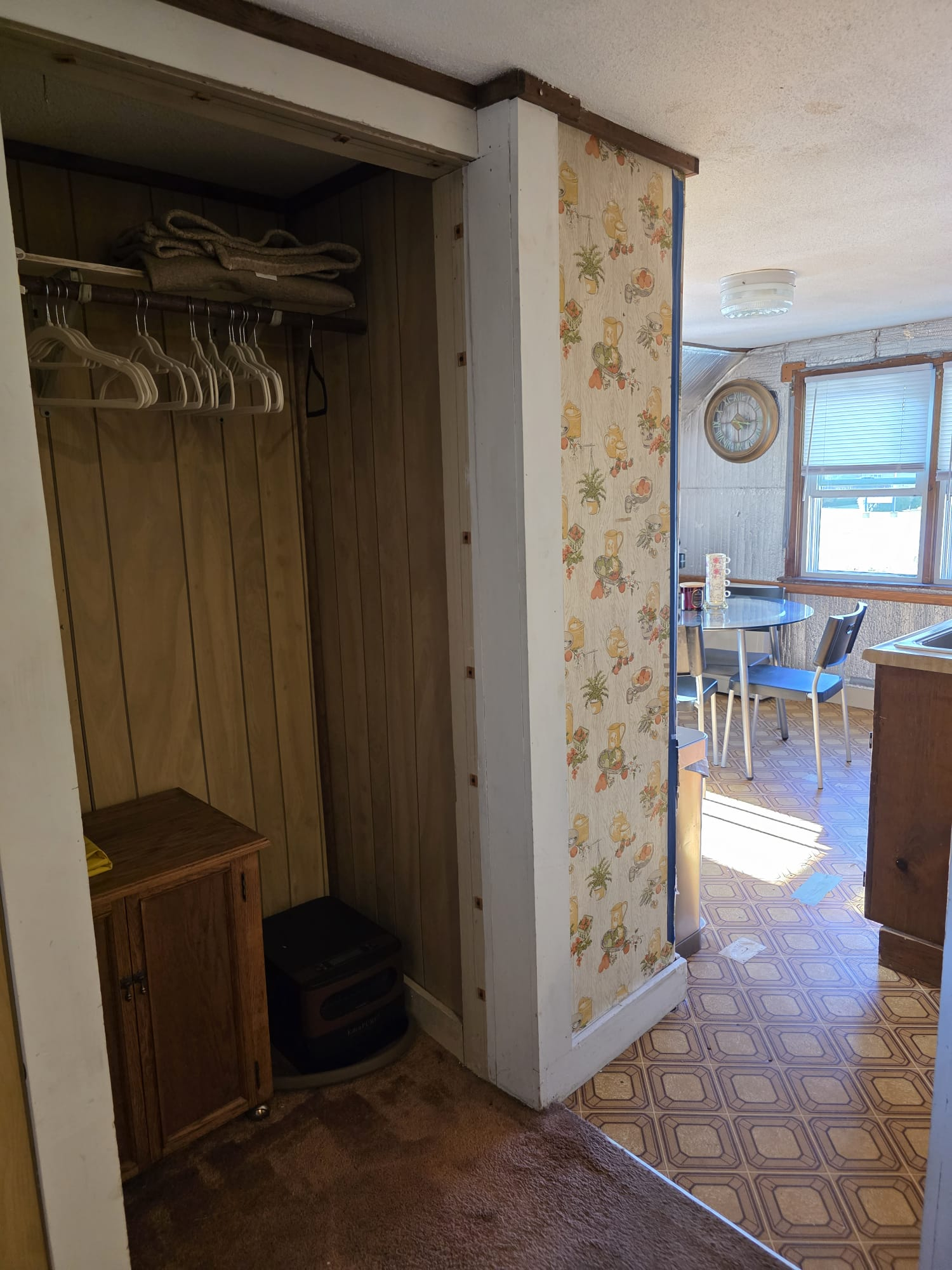 Clean, Quiet Furnished Room with Flexible Rental Terms - Photo 9