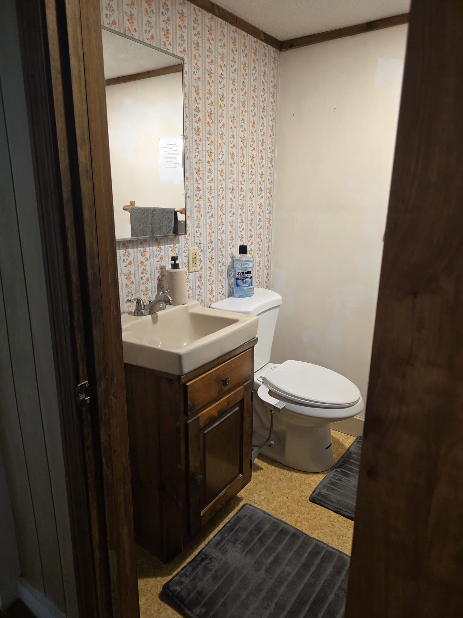 Clean, Quiet Furnished Room with Flexible Rental Terms - Photo 2
