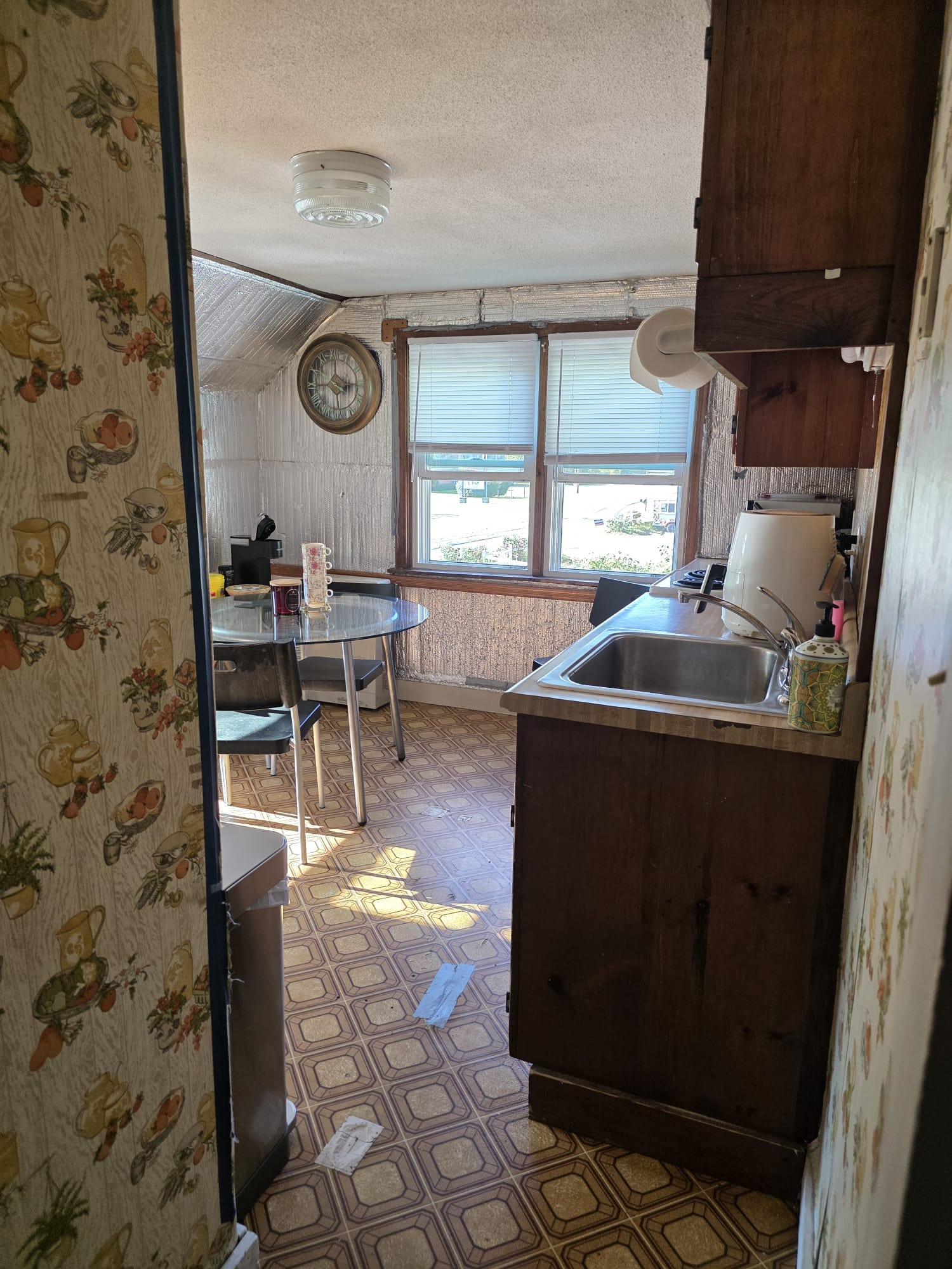 Clean, Quiet Furnished Room with Flexible Rental Terms - Photo 11