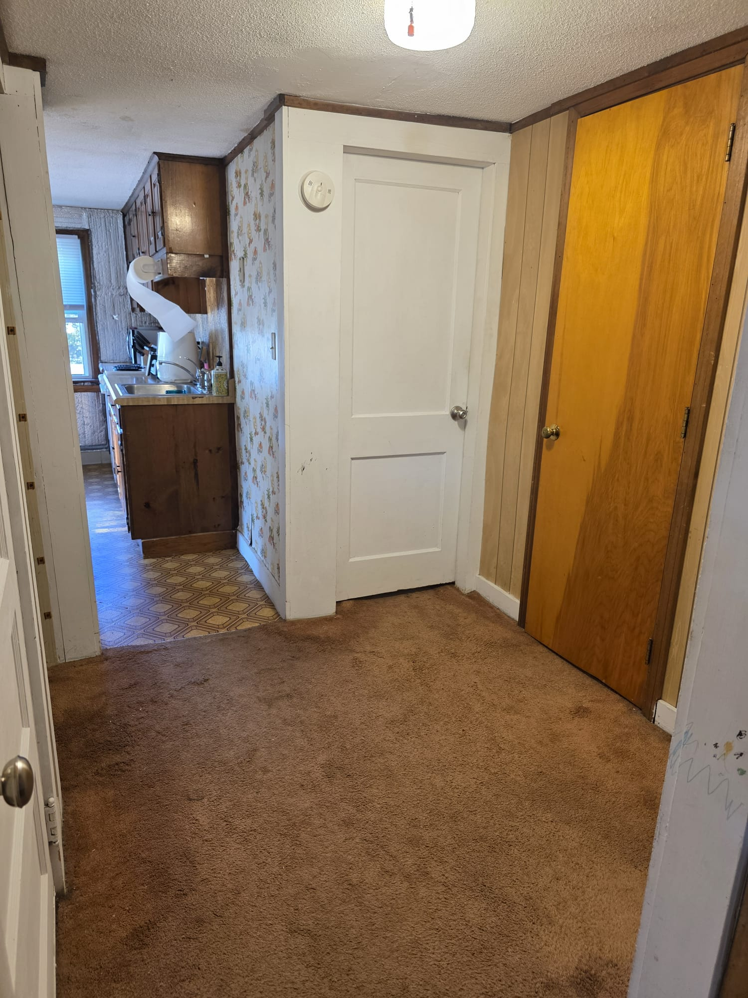Clean, Quiet Furnished Room with Flexible Rental Terms - Photo 10