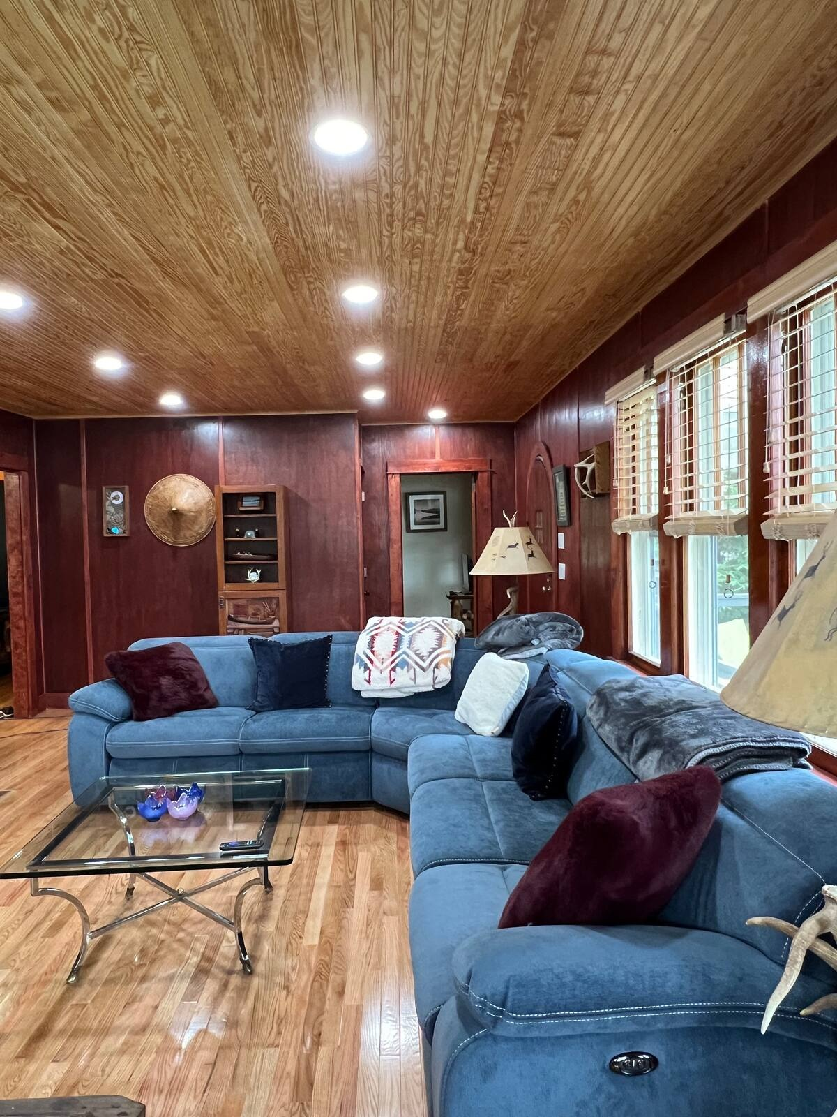 Furnished lakefront living with sunset views and plenty of room to unwind - Photo 5