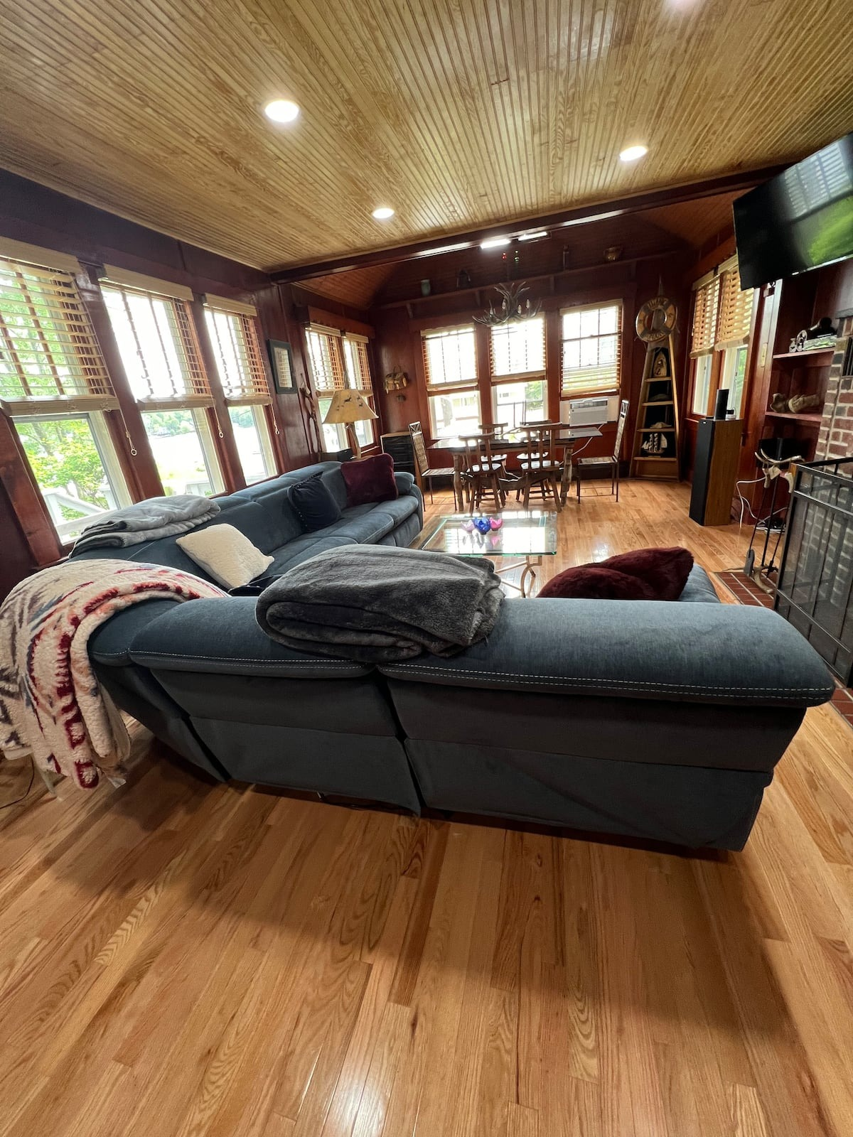 Furnished lakefront living with sunset views and plenty of room to unwind - Photo 2