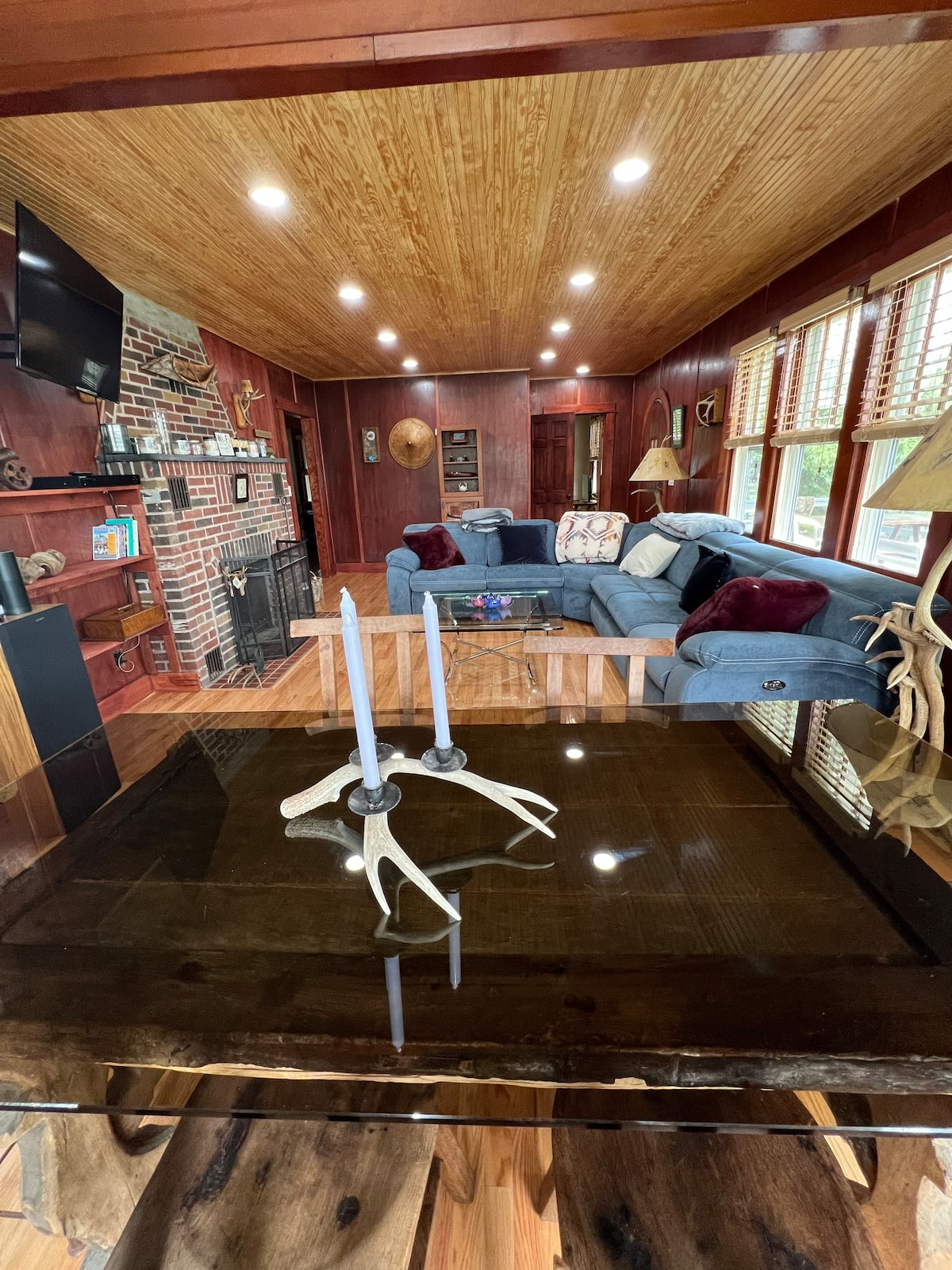 Furnished lakefront living with sunset views and plenty of room to unwind - Photo 7