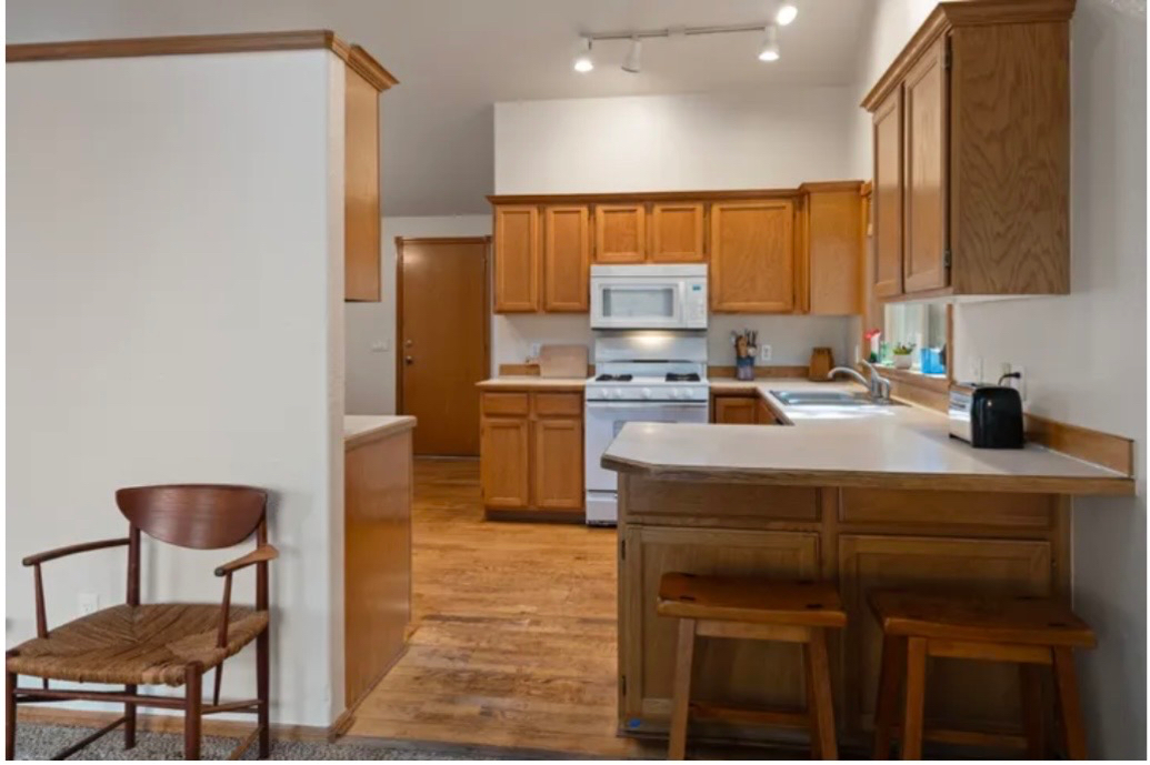 Beautiful 3/2 in midtown w/ new completely remodeled bathrooms - Photo 6