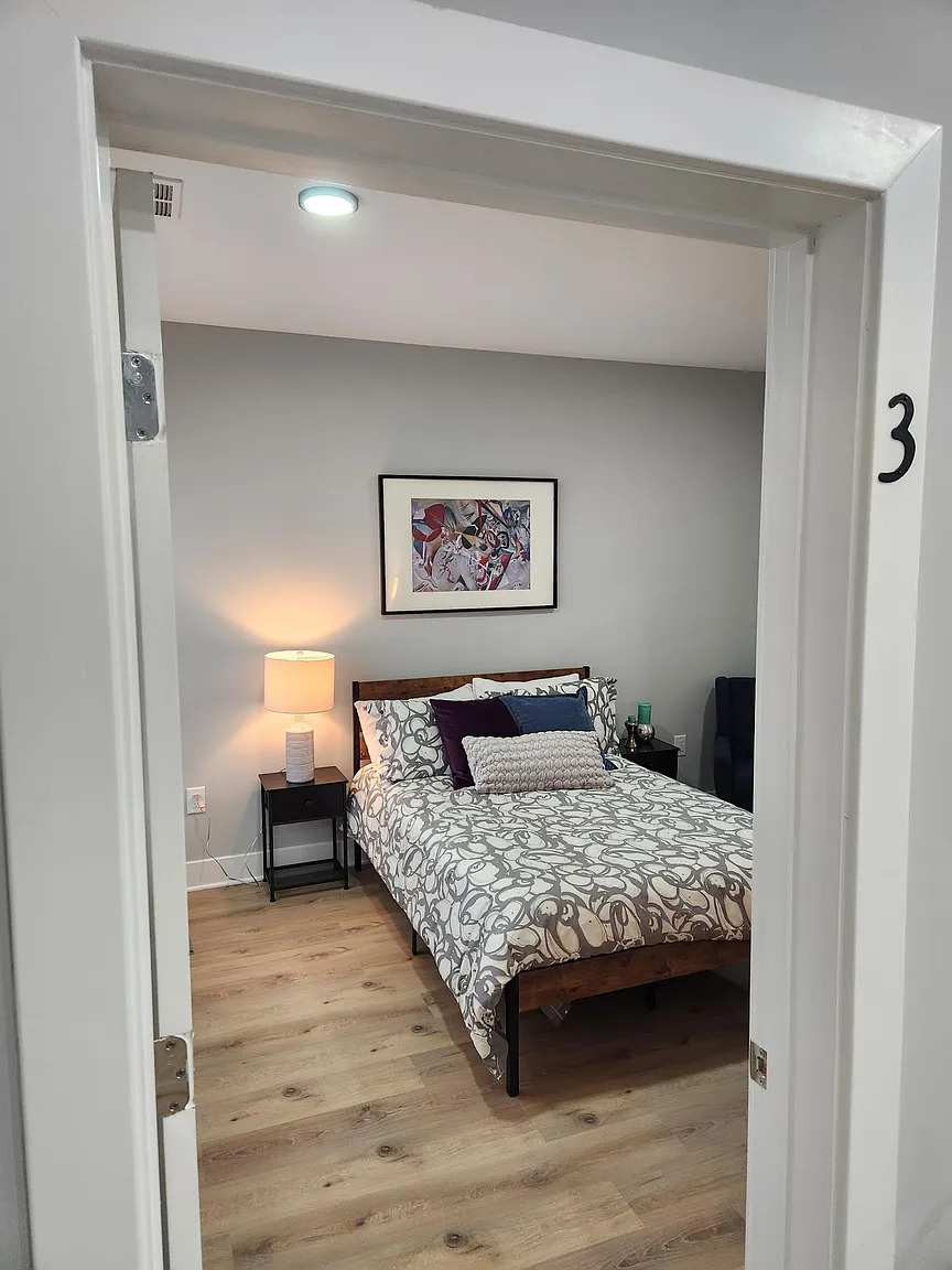 A cozy en suite unit is available for short and long term - Photo 1