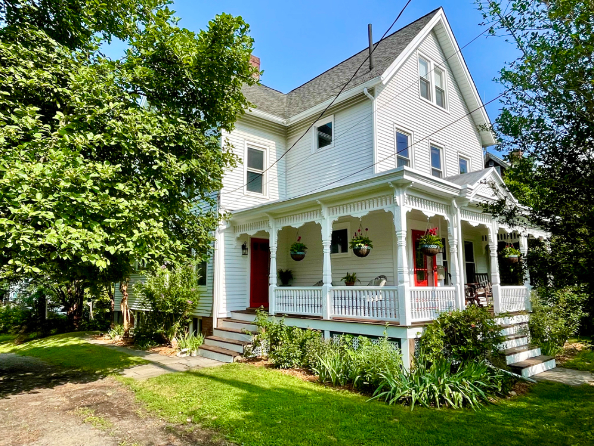 Enchanting Fully Furnished Victorian House - Photo 1