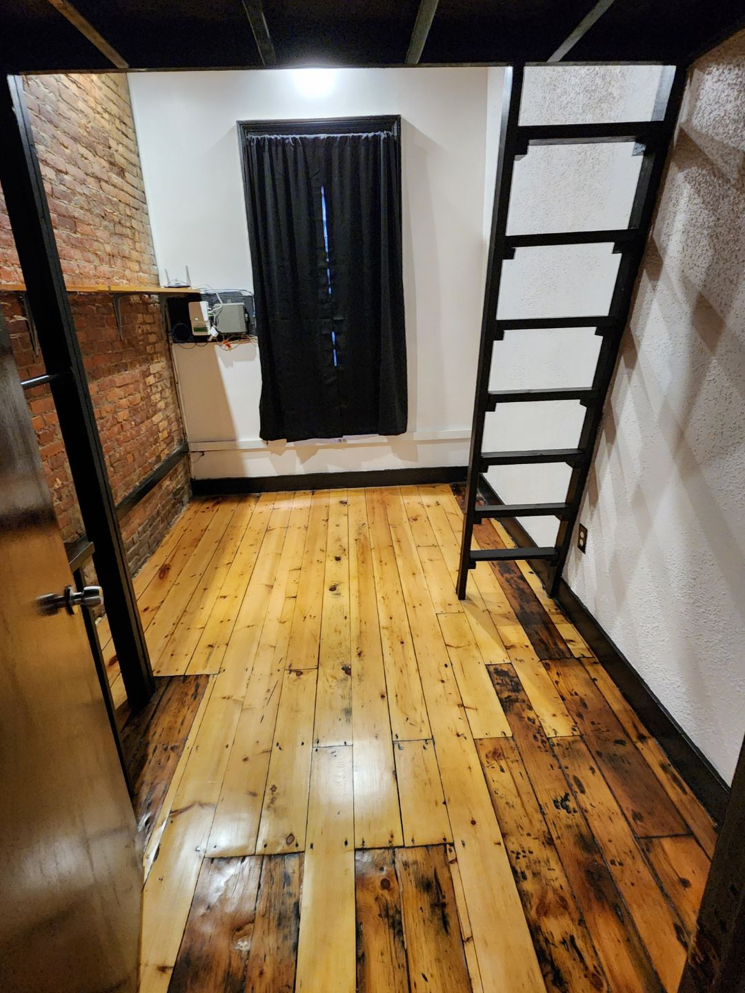 Newly Renovated Loft Apartment, 4 bedrooms or by-the-room - Photo 4