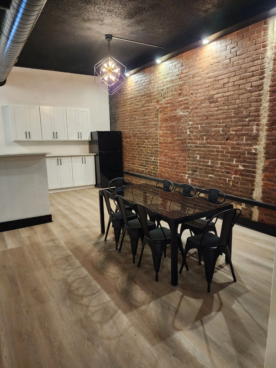 Newly Renovated Loft Apartment, 4 bedrooms or by-the-room - Photo 7