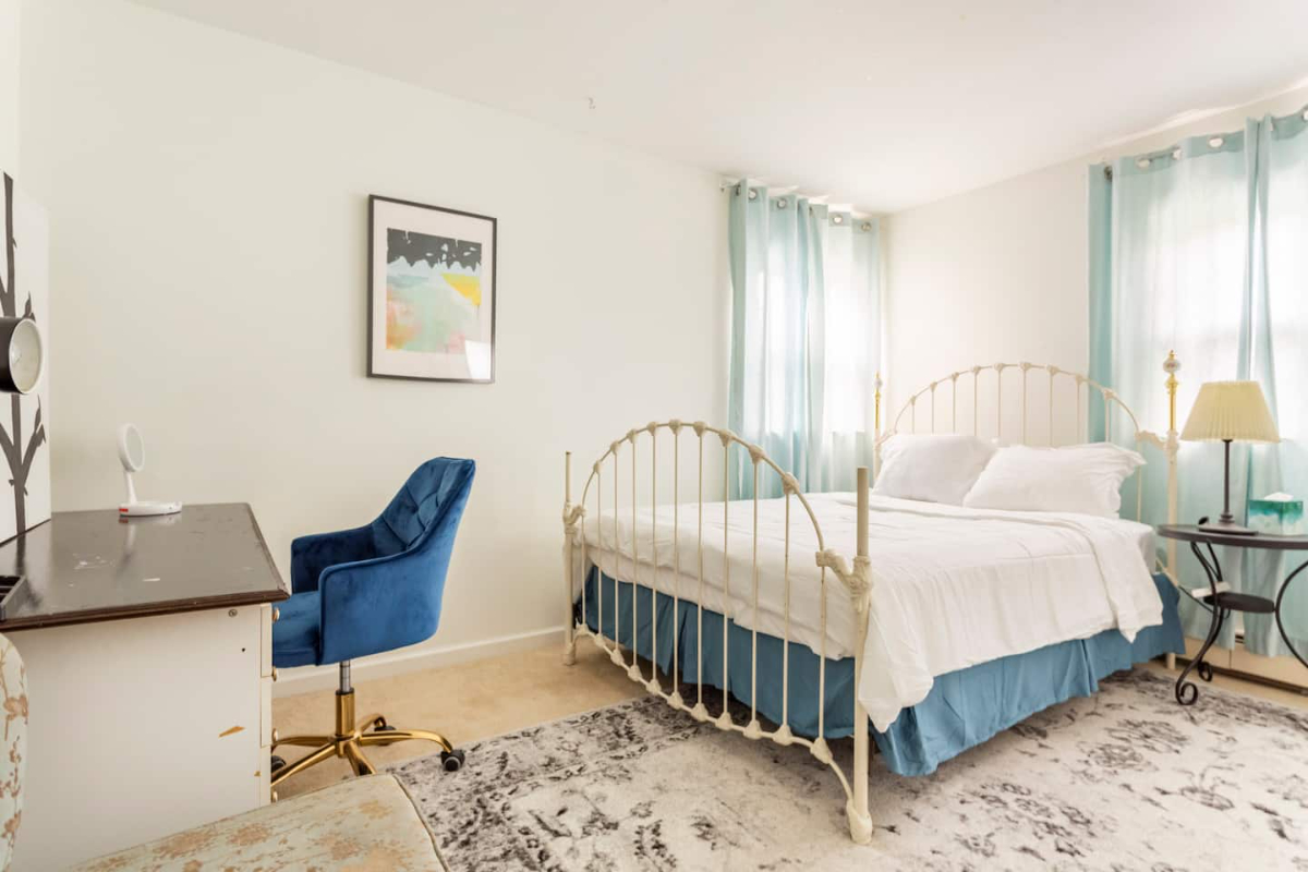 Bright Queen Room + Pool & Desk - 20 Min to Huntington Hospital. Female housemates only - Photo 1
