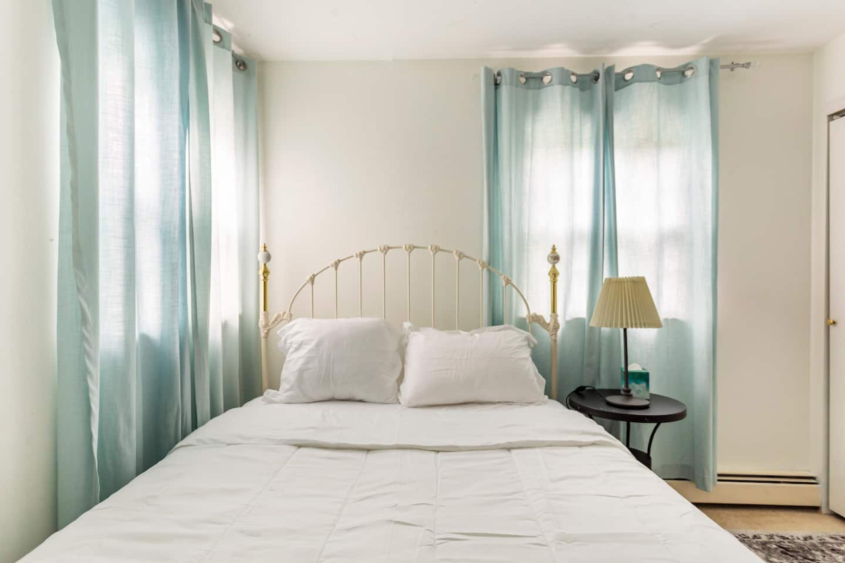Bright Queen Room + Pool & Desk - 20 Min to Huntington Hospital. Female housemates only - Photo 2