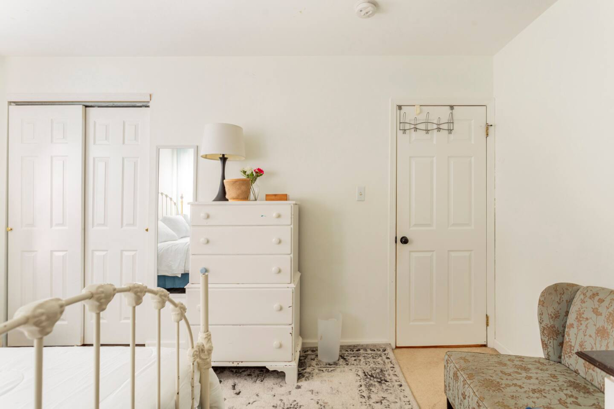 Bright Queen Room + Pool & Desk - 20 Min to Huntington Hospital. Female housemates only - Photo 3