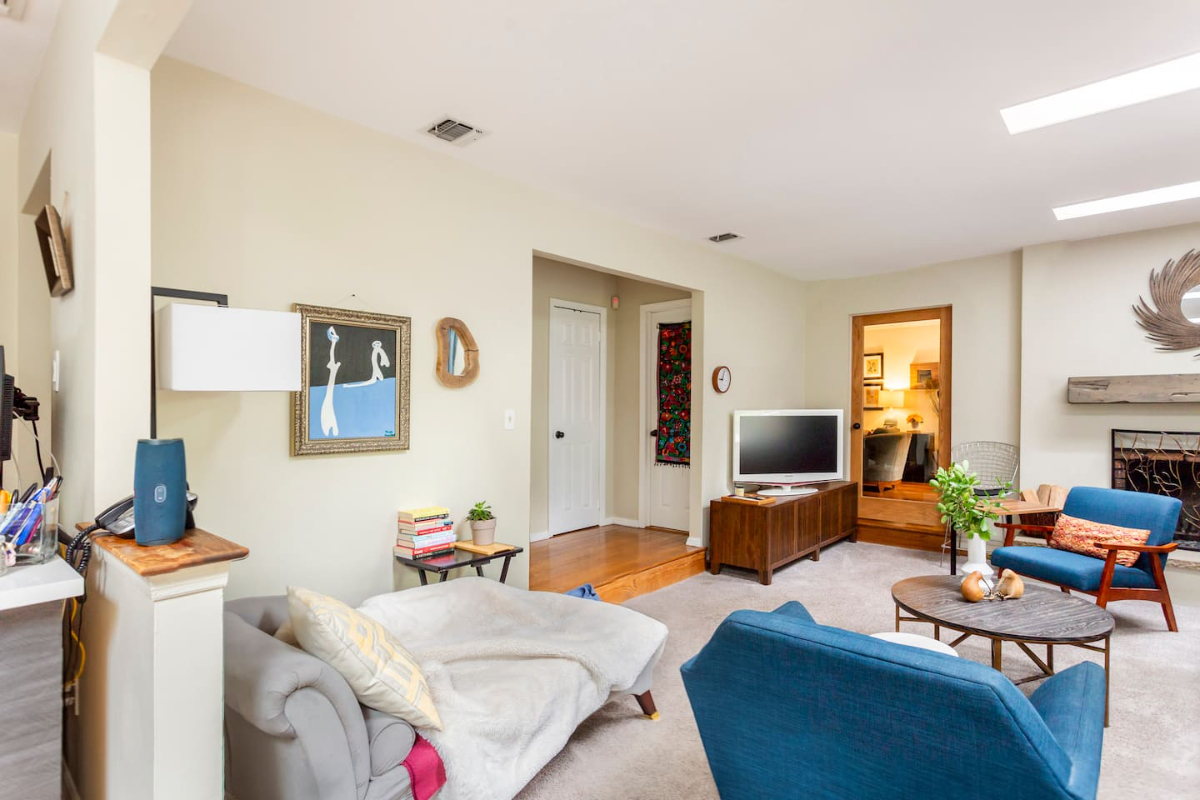 Bright Queen Room + Pool & Desk - 20 Min to Huntington Hospital. Female housemates only - Photo 6
