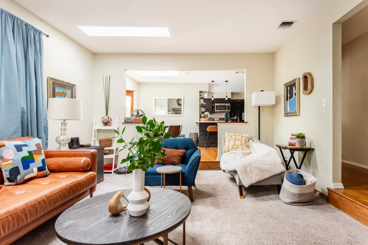 Bright Queen Room + Pool & Desk - 20 Min to Huntington Hospital. Female housemates only - Photo 7