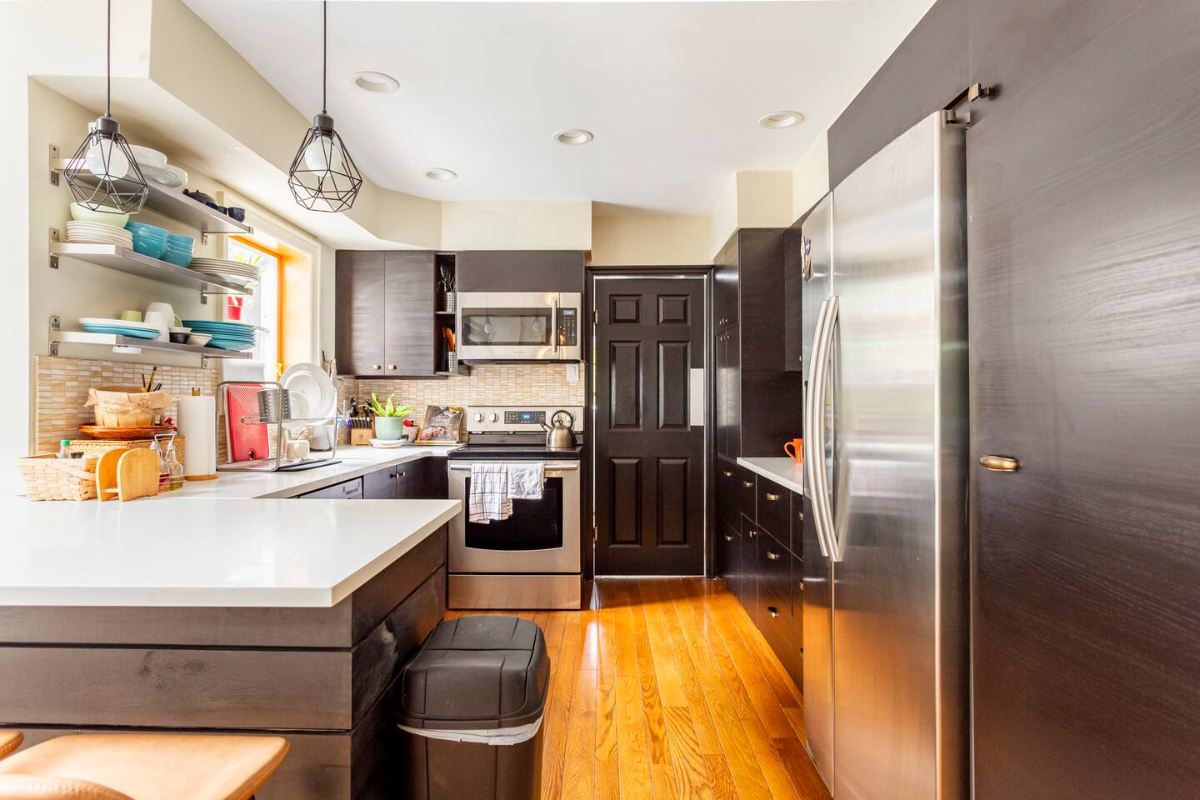 Bright Queen Room + Pool & Desk - 20 Min to Huntington Hospital. Female housemates only - Photo 8