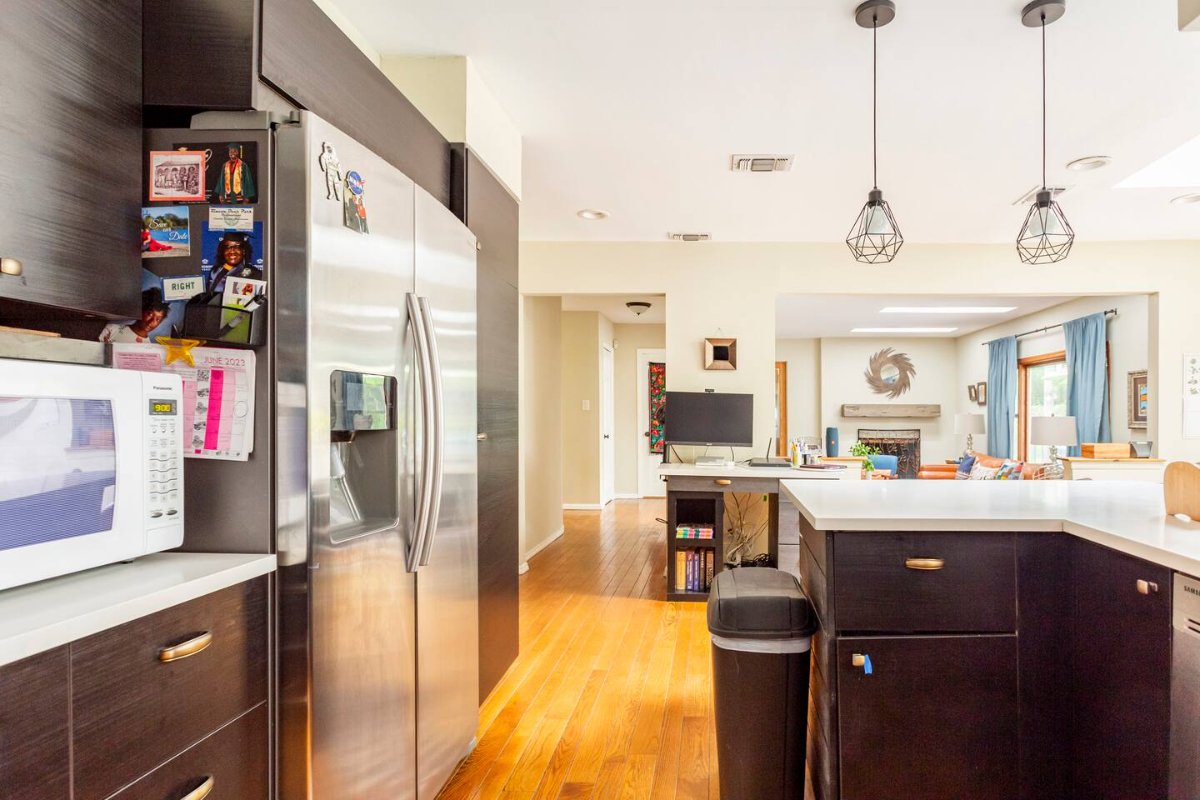 Bright Queen Room + Pool & Desk - 20 Min to Huntington Hospital. Female housemates only - Photo 11