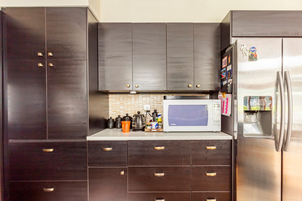 Bright Queen Room + Pool & Desk - 20 Min to Huntington Hospital. Female housemates only - Photo 12