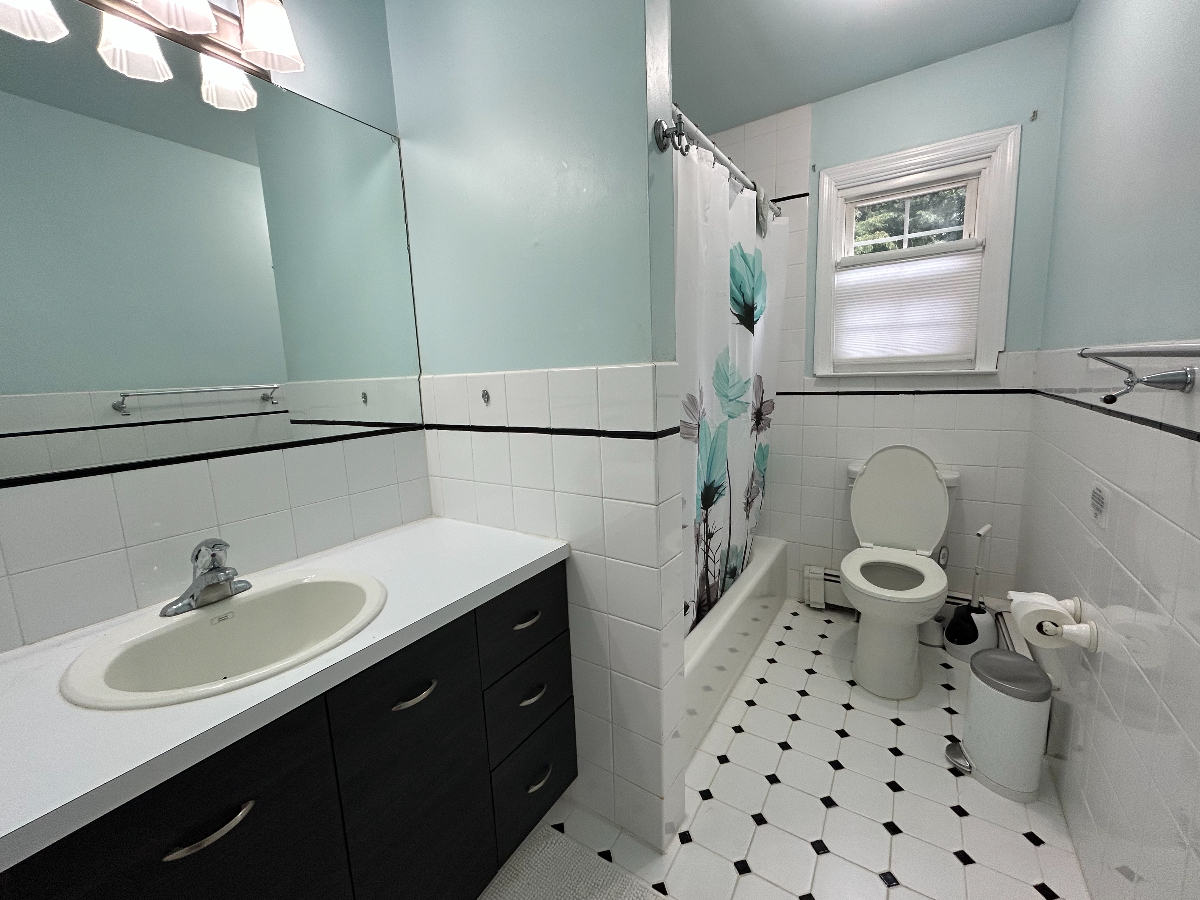 Bright Queen Room + Pool & Desk - 20 Min to Huntington Hospital. Female housemates only - Photo 4