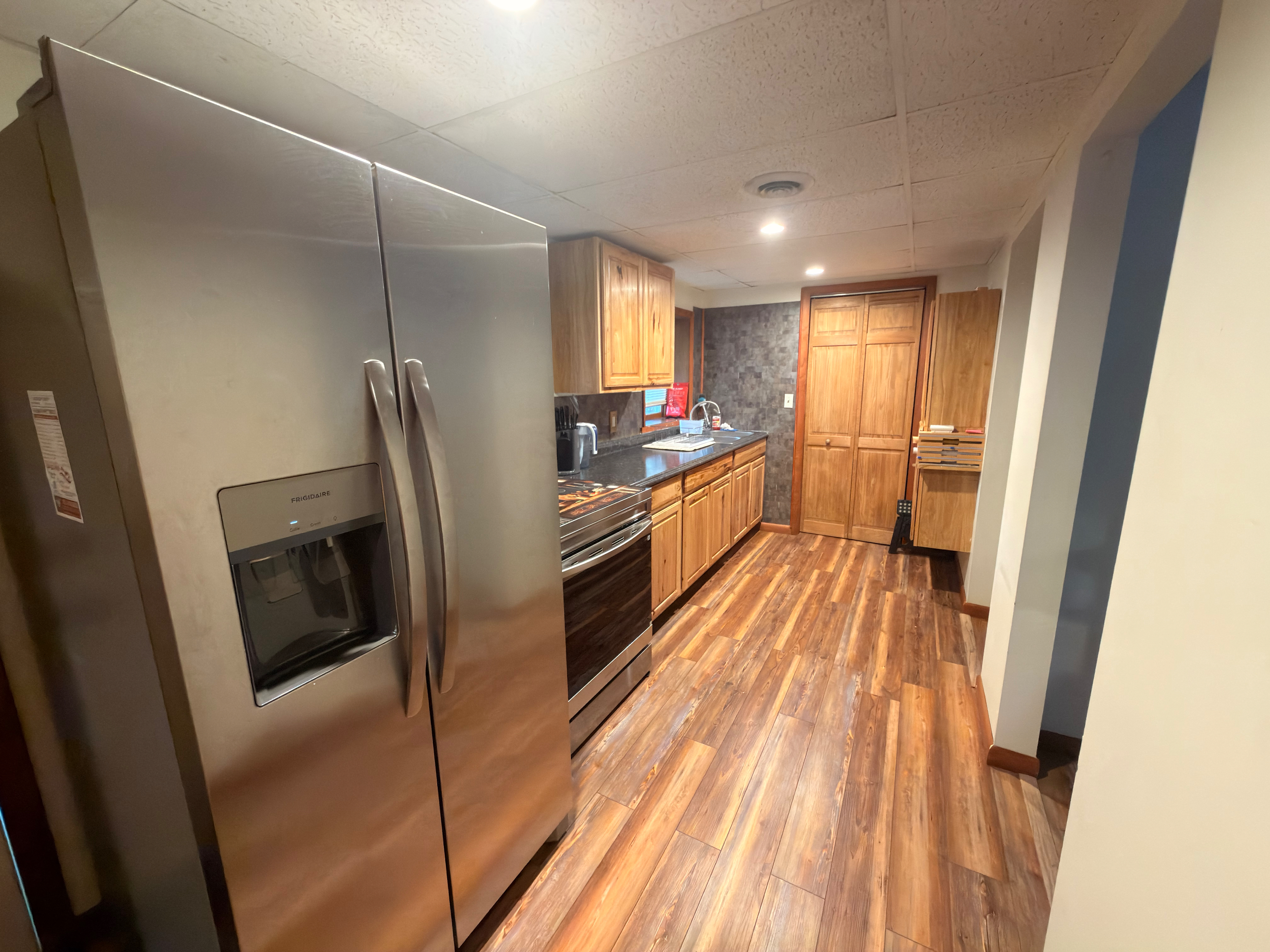 Private, Fully Furnished 1-2BR Home, Easy Access, on Quiet Dead-End Street - High-Speed Wi-Fi Includ - Photo 2