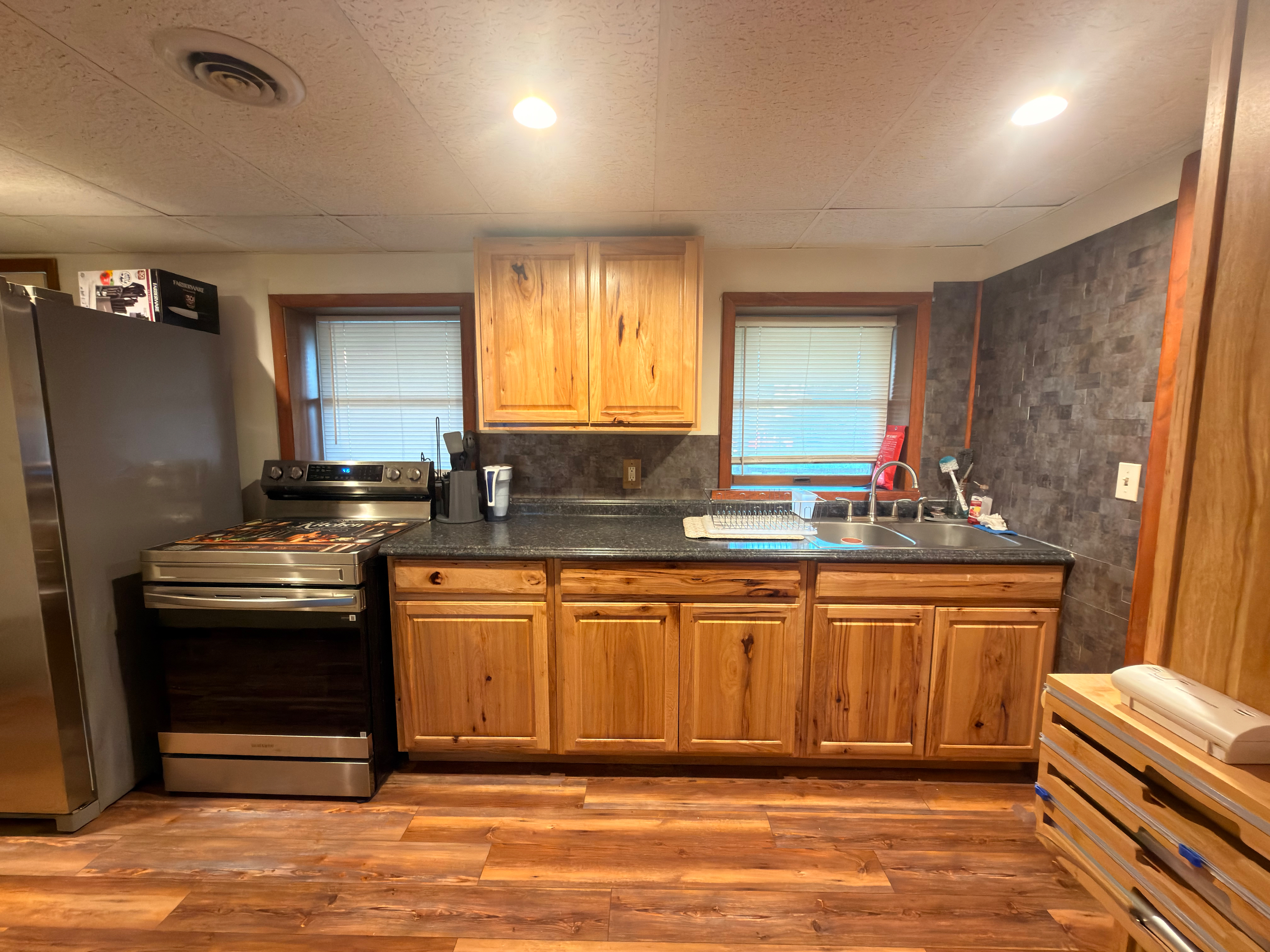 Private, Fully Furnished 1-2BR Home, Easy Access, on Quiet Dead-End Street - High-Speed Wi-Fi Includ - Photo 3