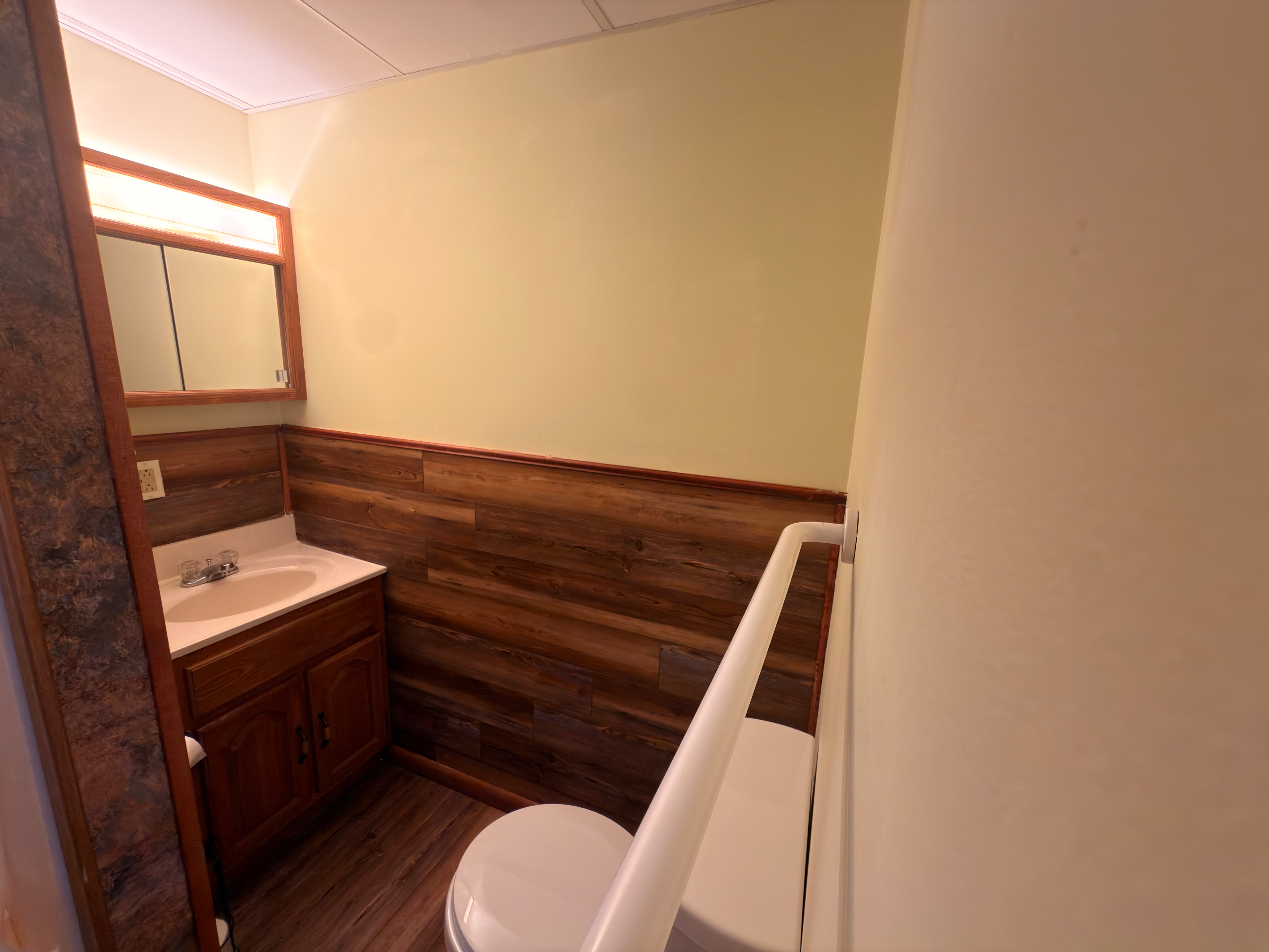 Private, Fully Furnished 1-2BR Home, Easy Access, on Quiet Dead-End Street - High-Speed Wi-Fi Includ - Photo 5