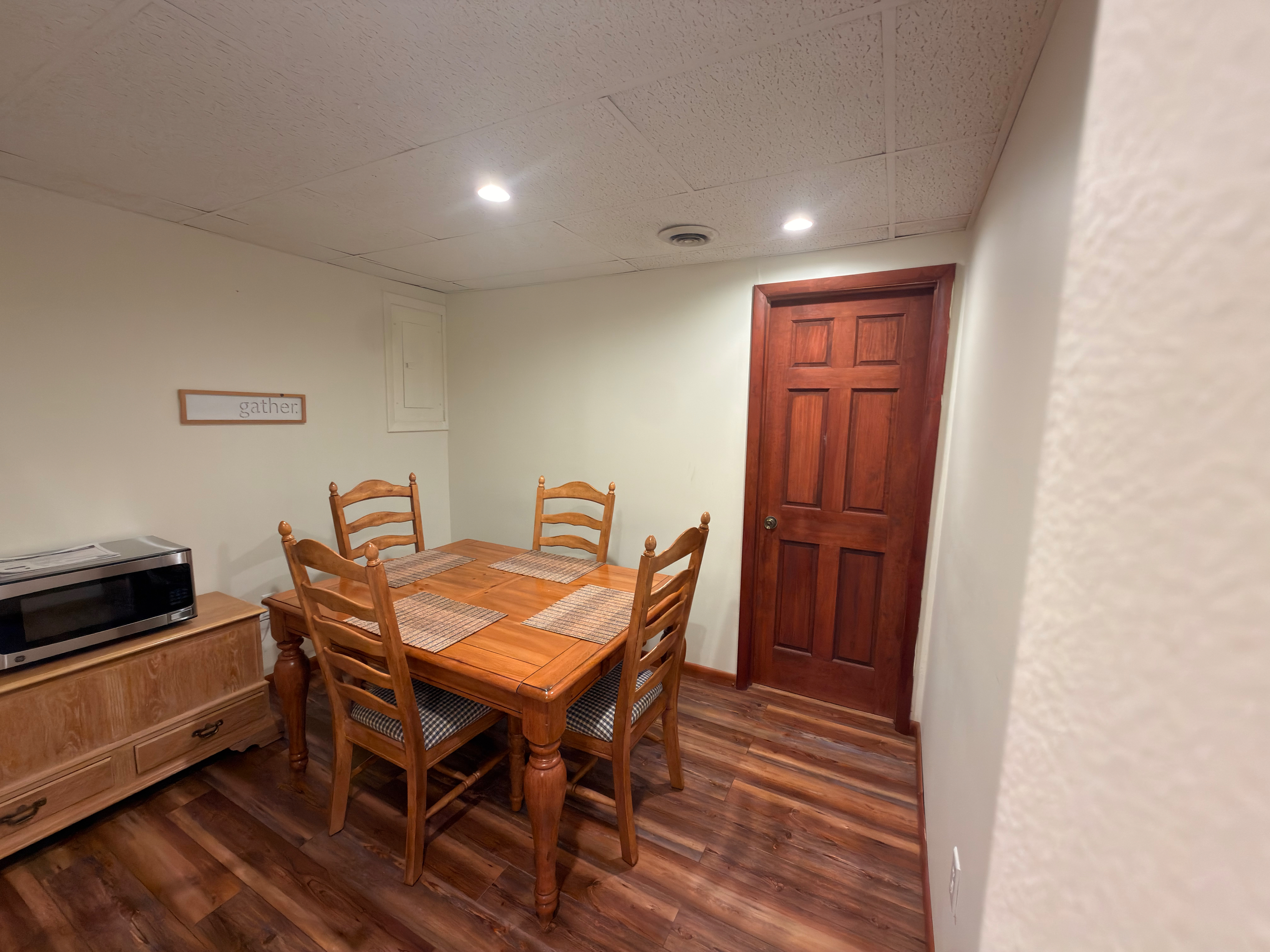 Private, Fully Furnished 1-2BR Home, Easy Access, on Quiet Dead-End Street - High-Speed Wi-Fi Includ - Photo 6