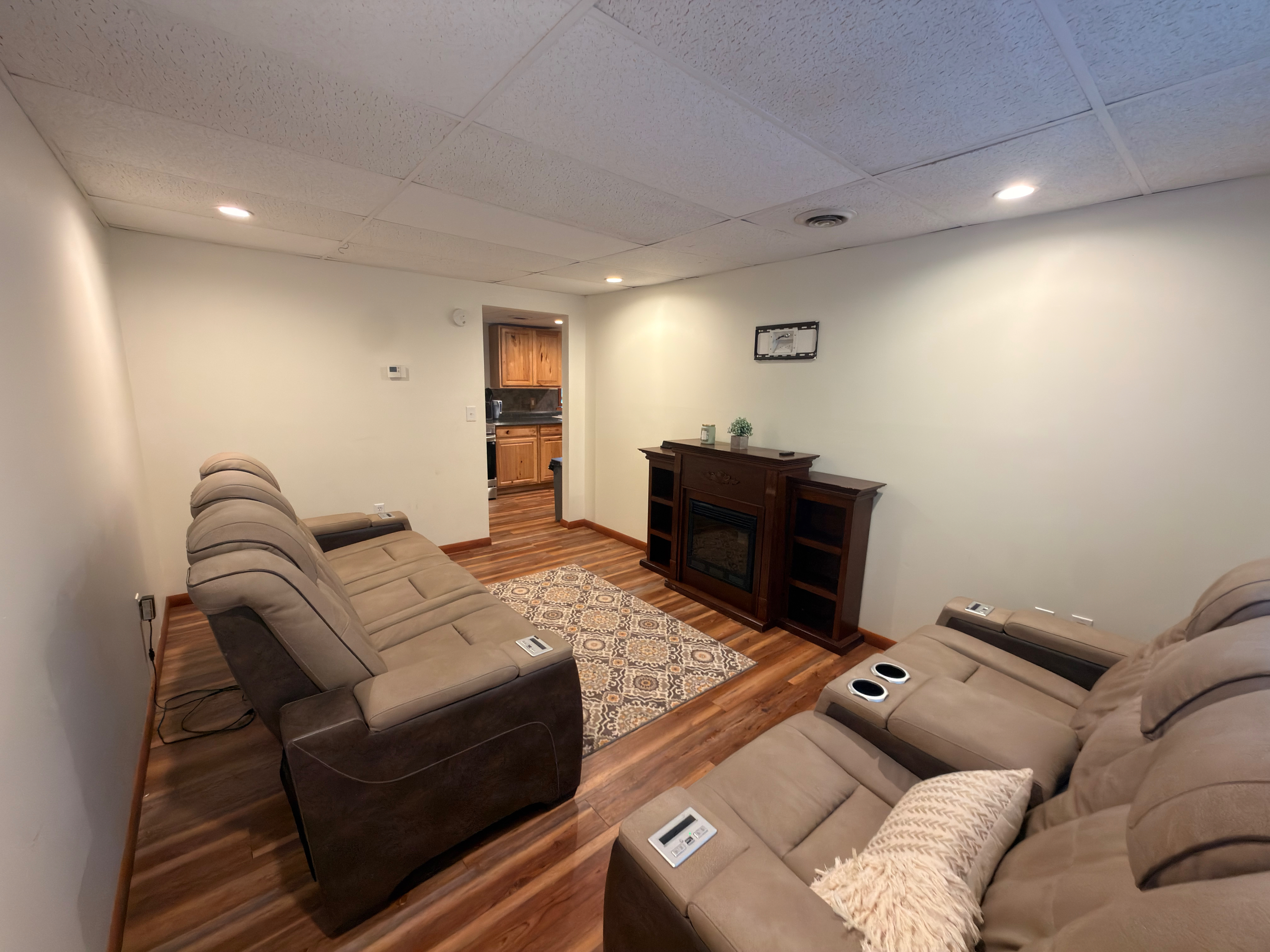 Private, Fully Furnished 1-2BR Home, Easy Access, on Quiet Dead-End Street - High-Speed Wi-Fi Includ - Photo 7