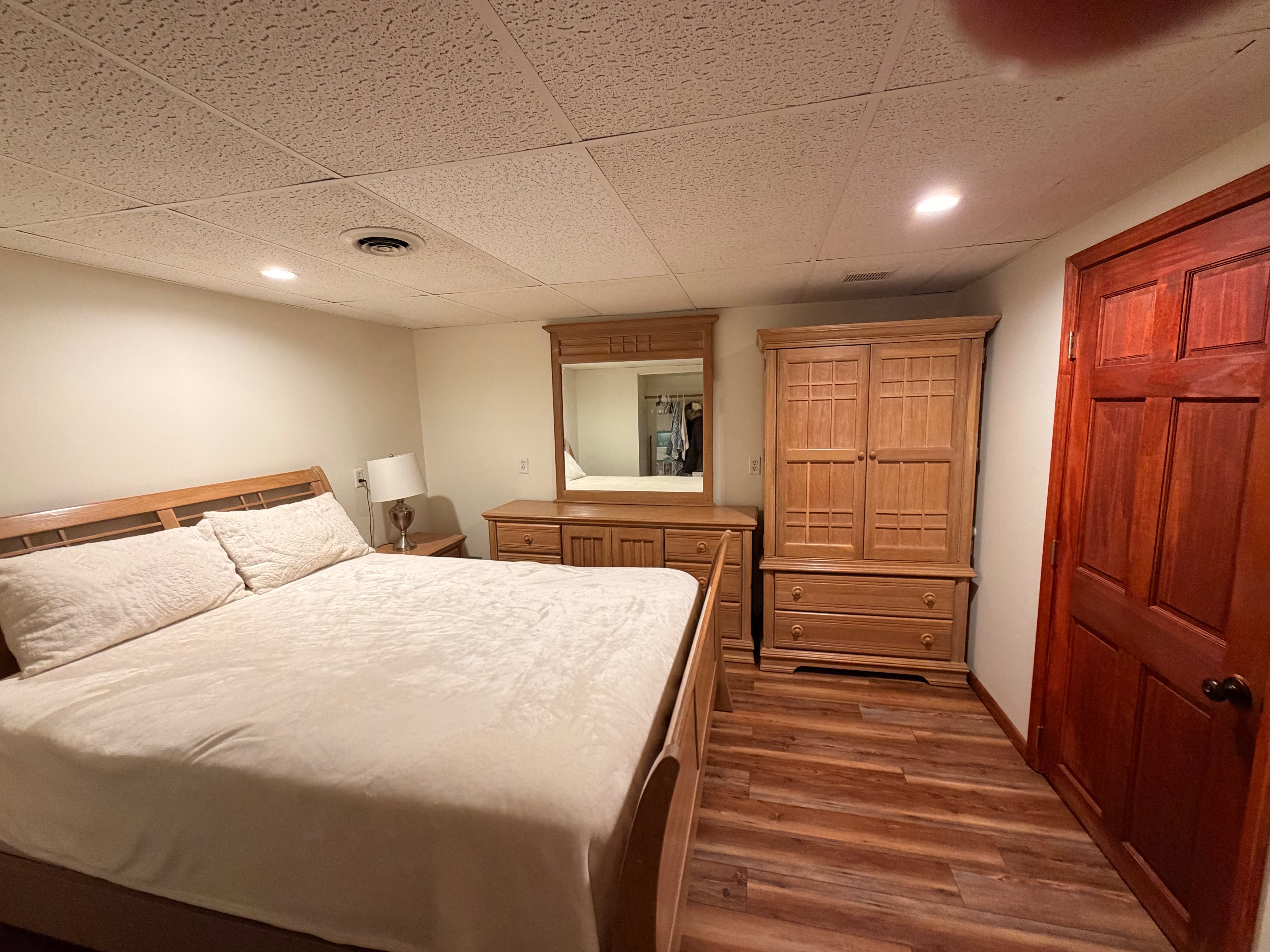 Private, Fully Furnished 1-2BR Home, Easy Access, on Quiet Dead-End Street - High-Speed Wi-Fi Includ - Photo 9