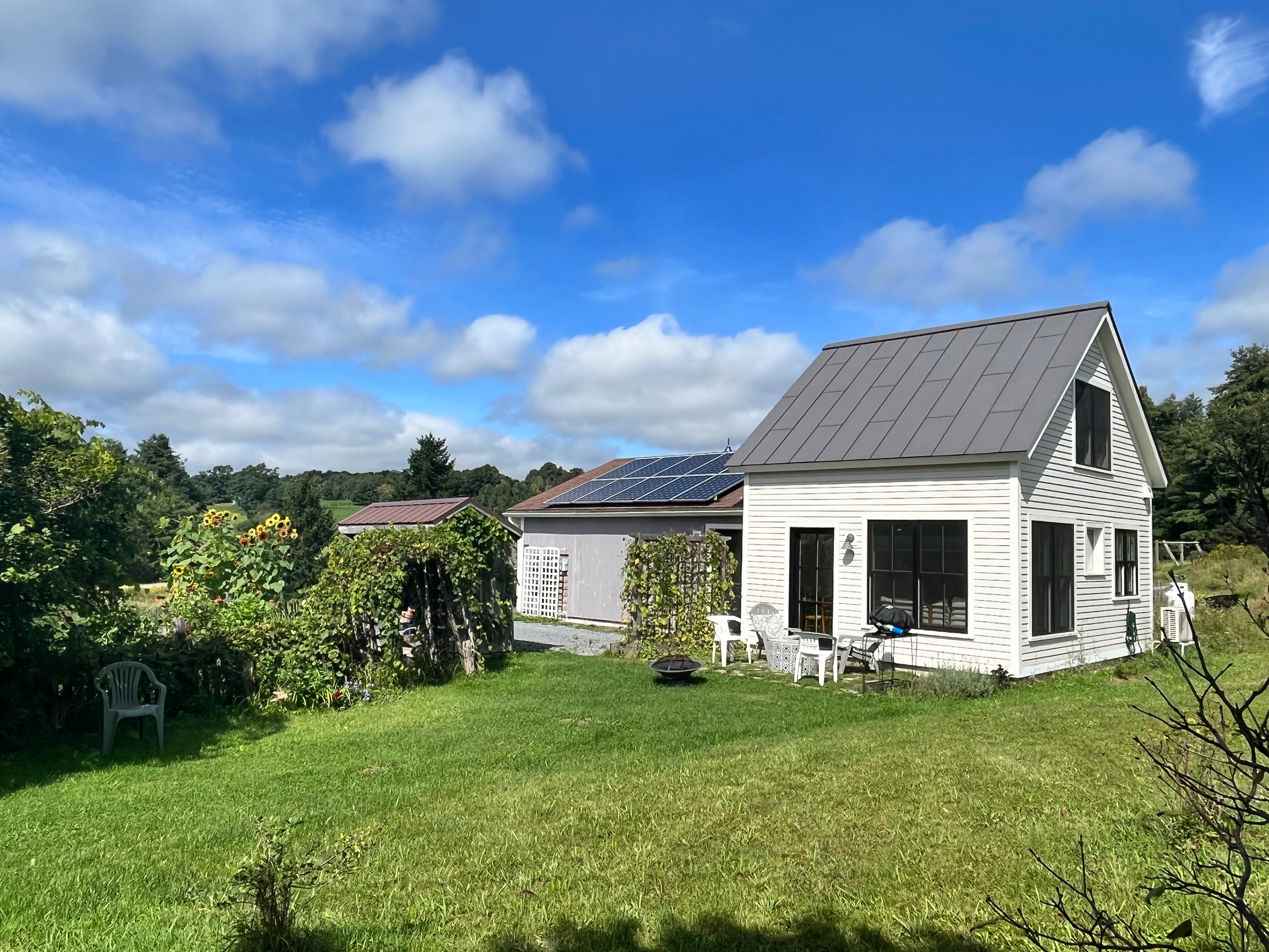 Beautiful light filled one bedroom cottage in country - Photo 1