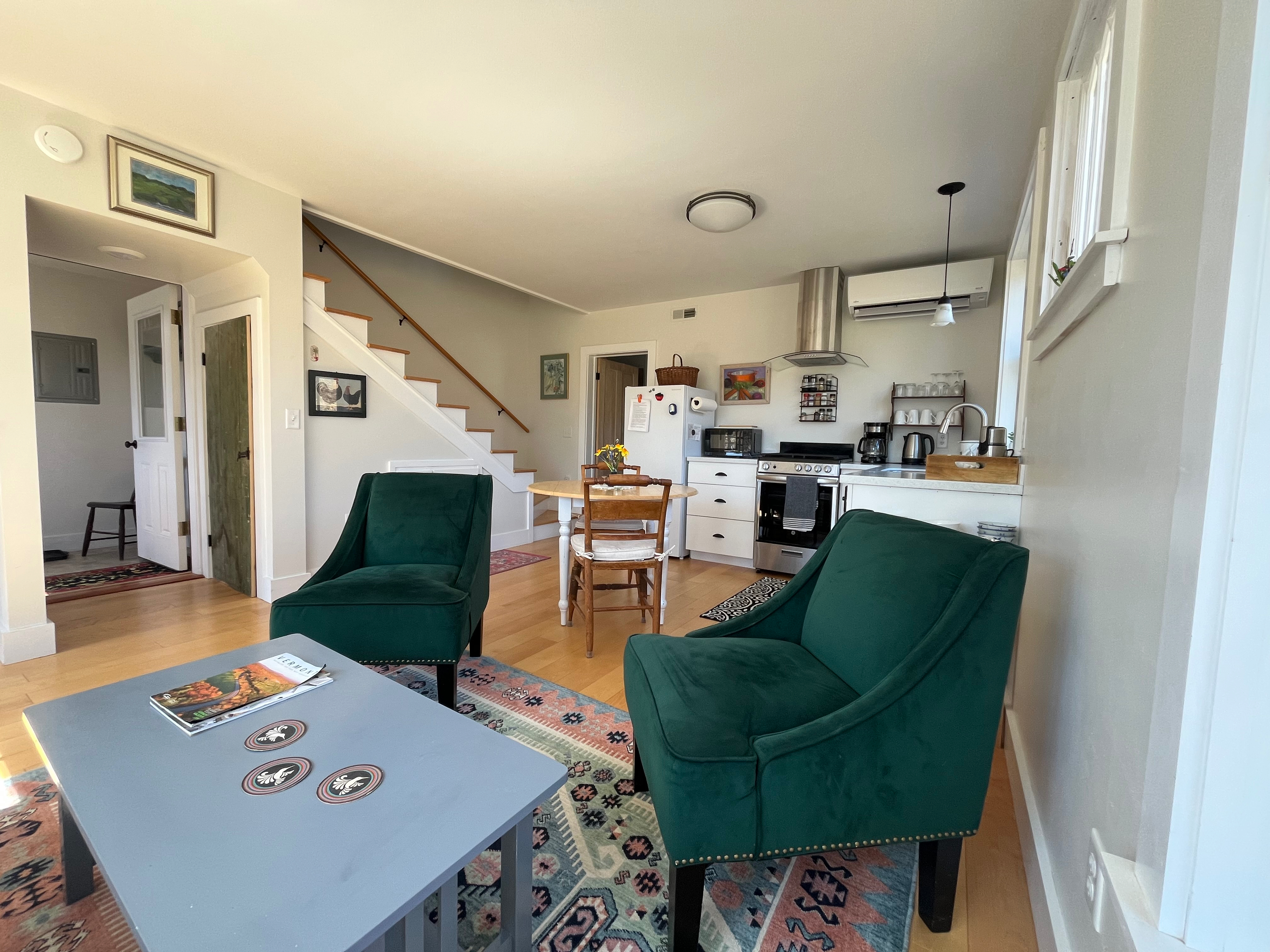 Beautiful light filled one bedroom cottage in country - Photo 6