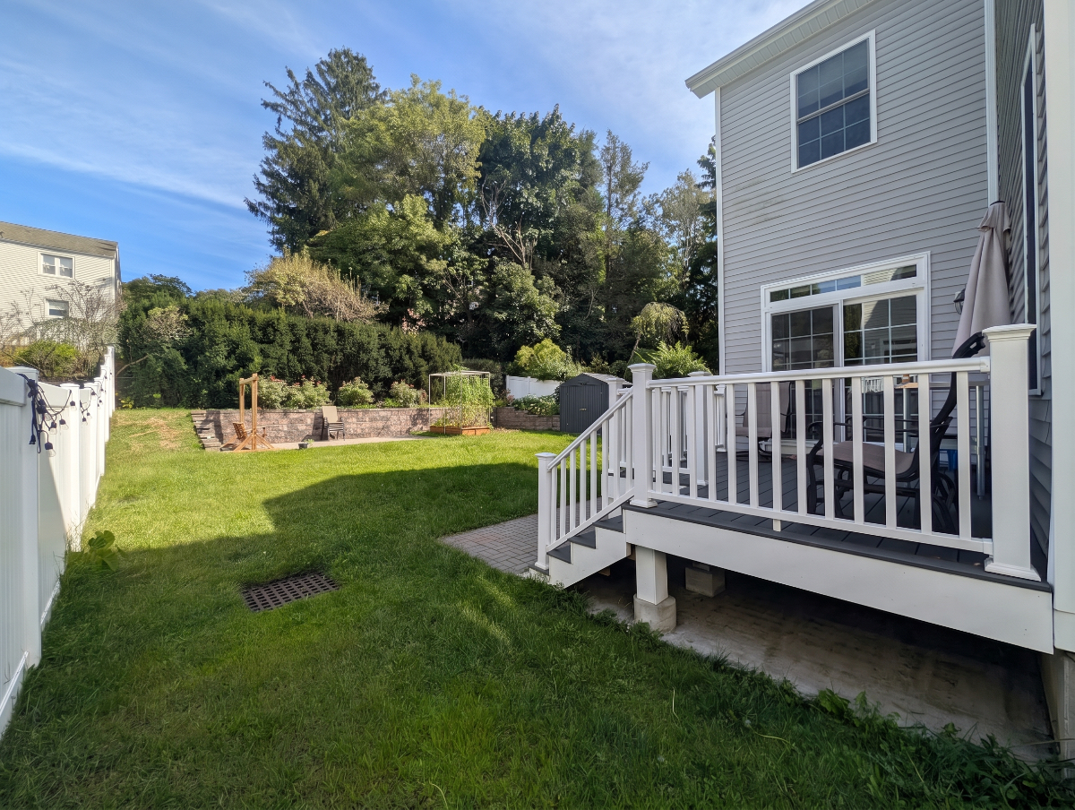 Modern 4 Bedroom House with 2 Parking Spots and Edible Garden in Mount Kisco - Photo 3