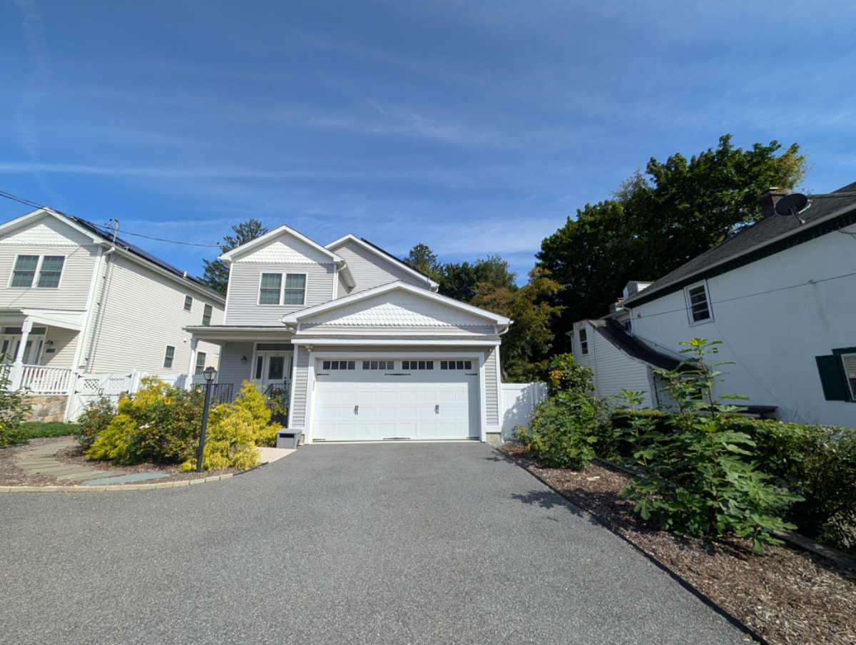 Modern 4 Bedroom House with 2 Parking Spots and Edible Garden in Mount Kisco - Photo 6