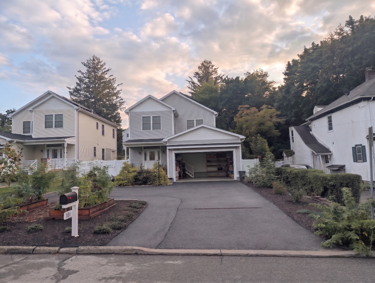 Modern 4 Bedroom House with 2 Parking Spots and Edible Garden in Mount Kisco - Photo 5
