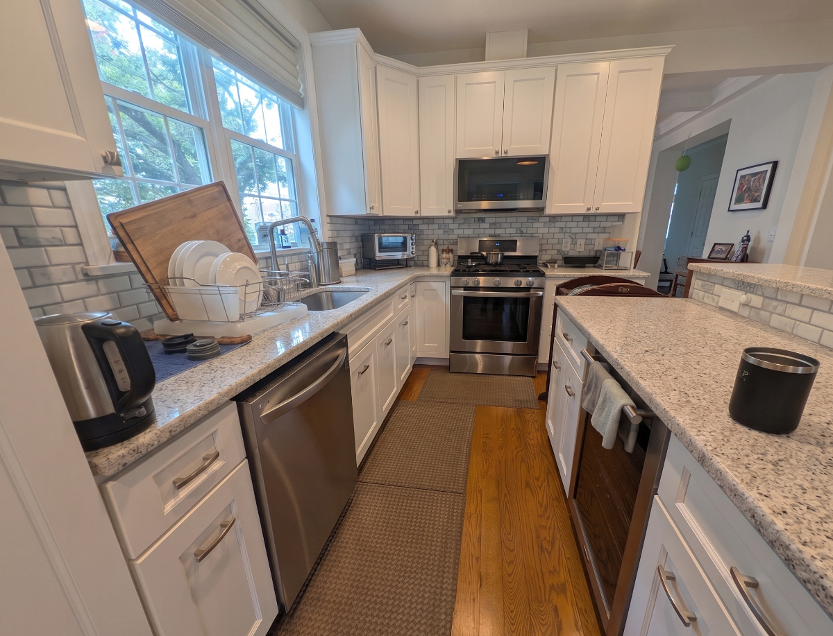 Modern 4 Bedroom House with 2 Parking Spots and Edible Garden in Mount Kisco - Photo 2