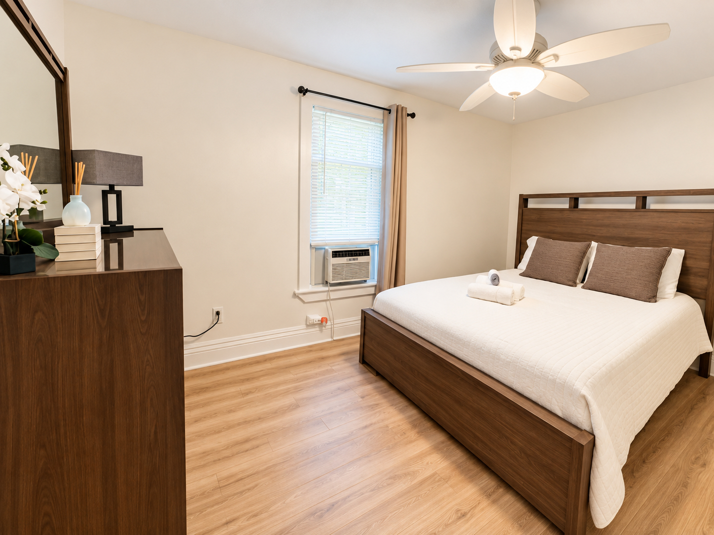 Beautiful 4 BHK Furnished Home in the Heart of Niagara Falls - Photo 3