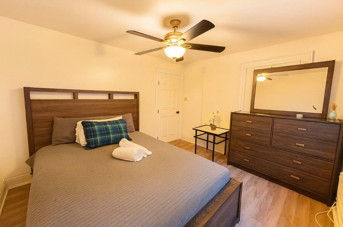 Beautiful 4 BHK Furnished Home in the Heart of Niagara Falls - Photo 4