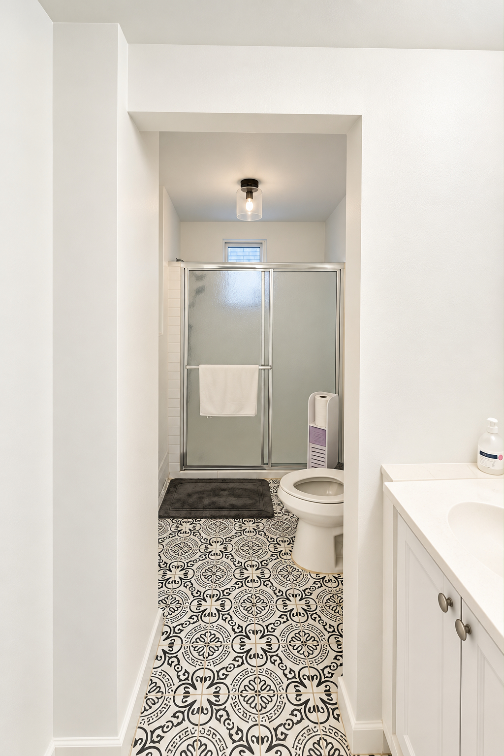 Beautiful 4 BHK Furnished Home in the Heart of Niagara Falls - Photo 12