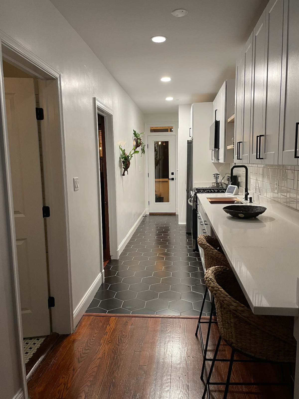 Charming 1 Bedroom, 1 Bath with Outdoor Deck and shared Backyard - Photo 4