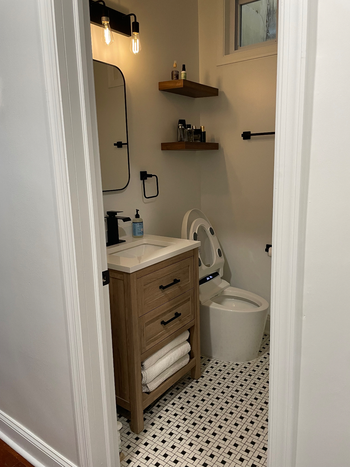 Charming 1 Bedroom, 1 Bath with Outdoor Deck and shared Backyard - Photo 3