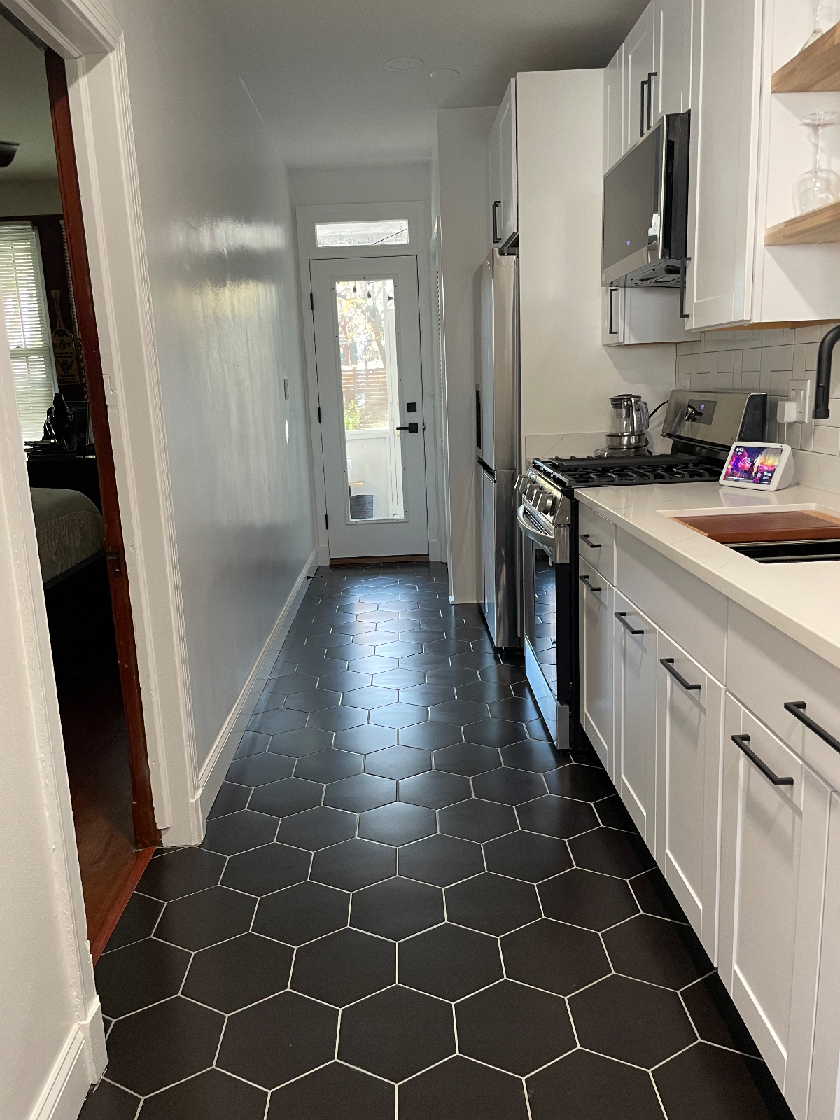 Charming 1 Bedroom, 1 Bath with Outdoor Deck and shared Backyard - Photo 5