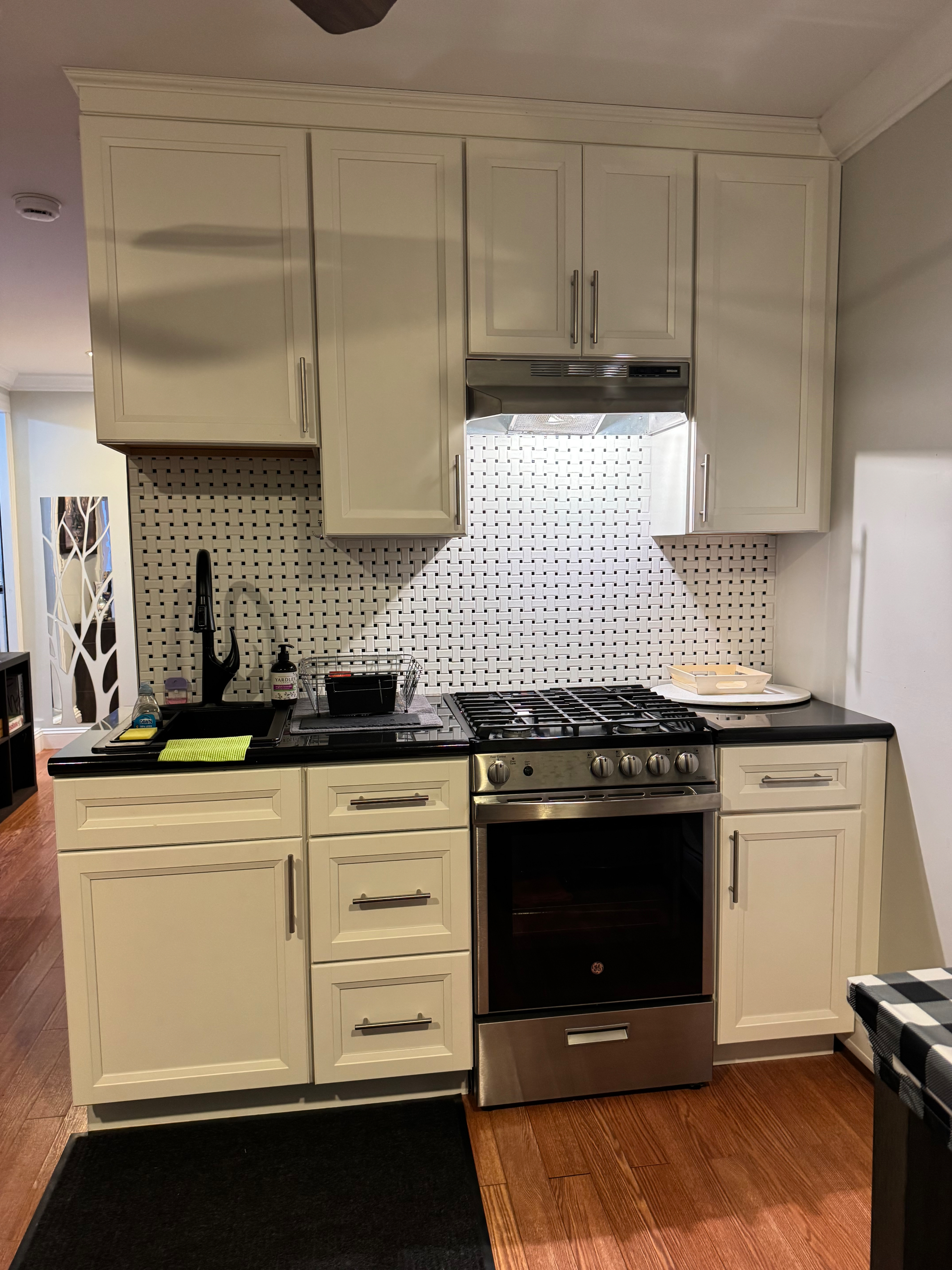 NURSE'S NOOK! Private one bedroom apartment off private driveway in large home surrounded by beautif - Photo 4